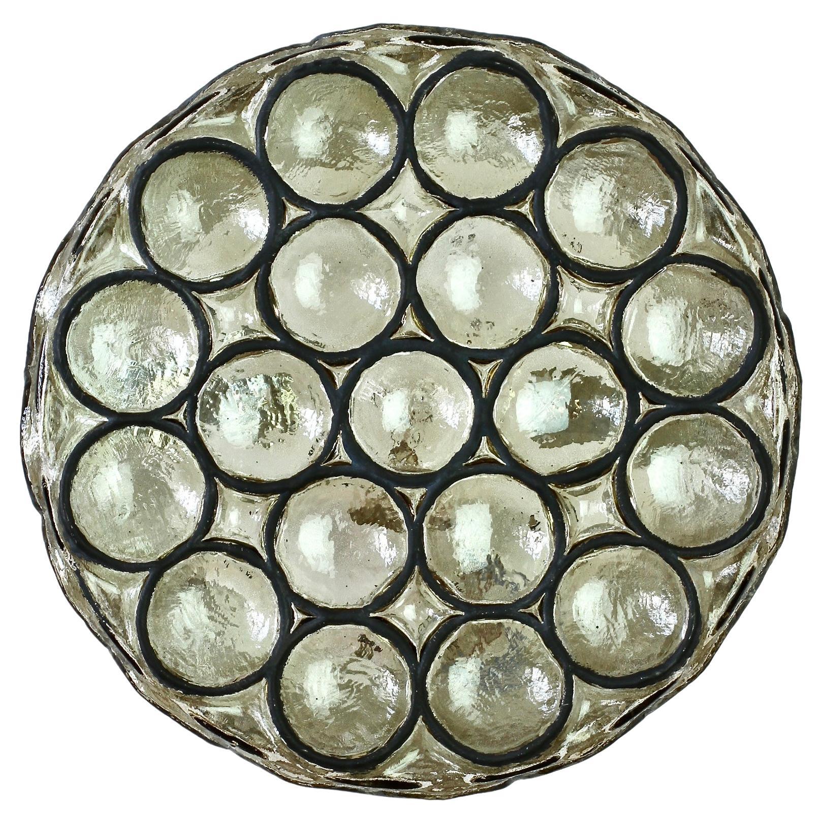 Aplique circular de hierro y cristal para empotrar, moderno de mediados de siglo, de Glashütte Limburg, Alemania, hacia 1965. De grueso cristal soplado con anillos redondos de 