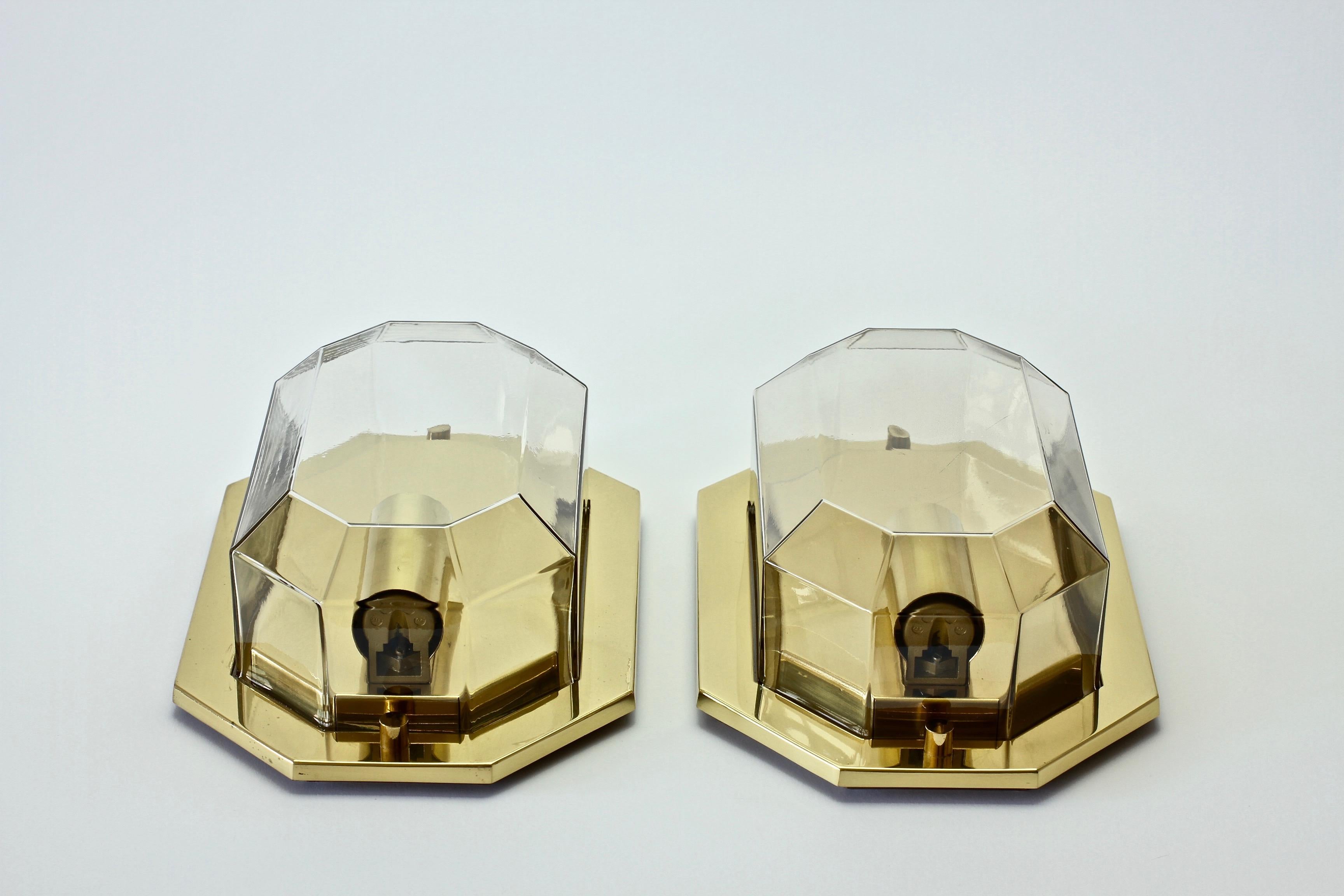 Limburg Vintage Pair of Geometric Clear Glass & Brass Wall Lights/Sconces, 1980s In Good Condition For Sale In Landau an der Isar, Bayern