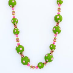 Collana con perline in cartapesta rosa e lime di Alice Caviness, anni '70
