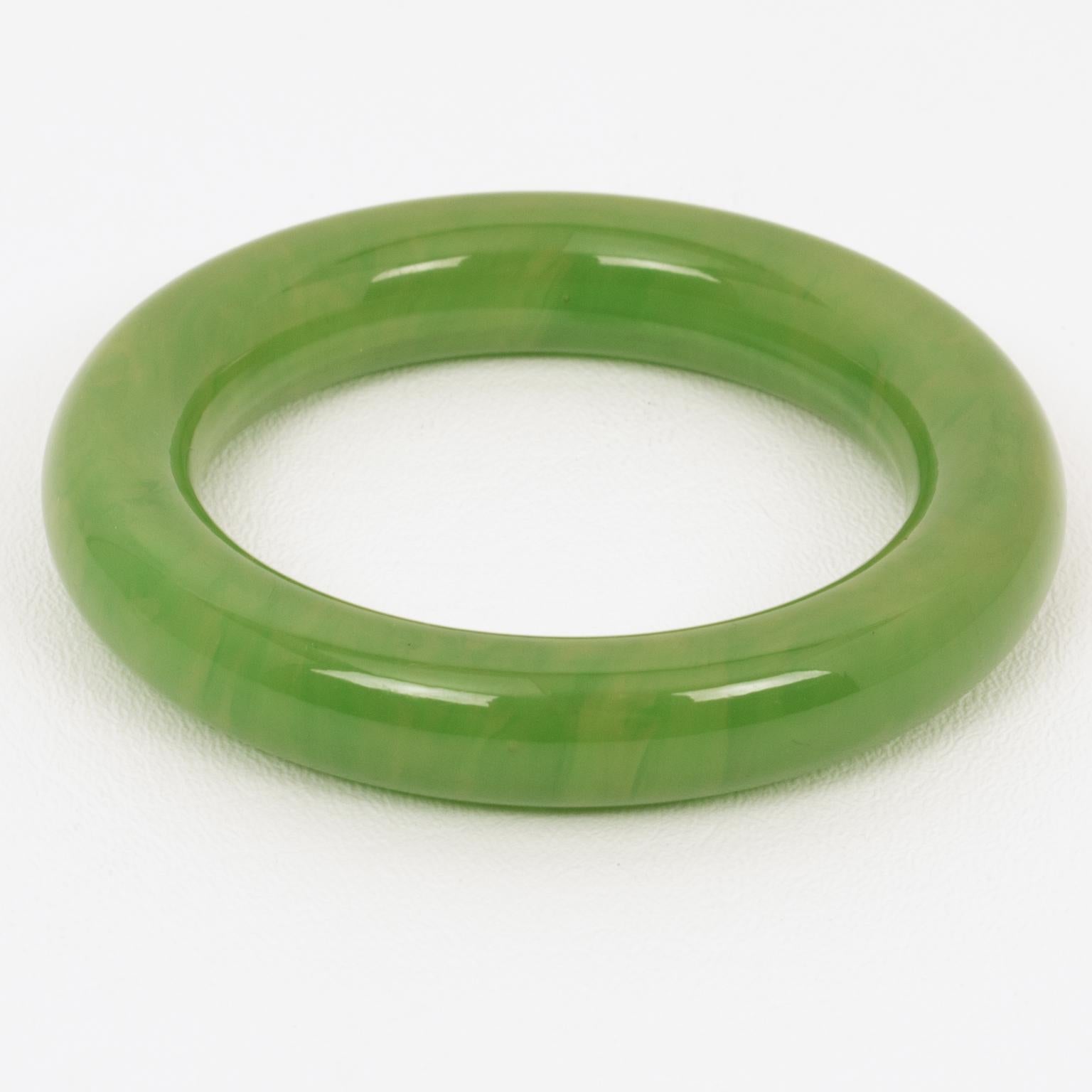 Questo delizioso braccialetto bachelite in marmo verde lime è caratterizzato da una forma a tubo. Il pezzo vanta un colore verde intenso con vortici nuvolosi, chiamato anche colore lime scuro.
Il bracciale è in buone condizioni, con una piccola