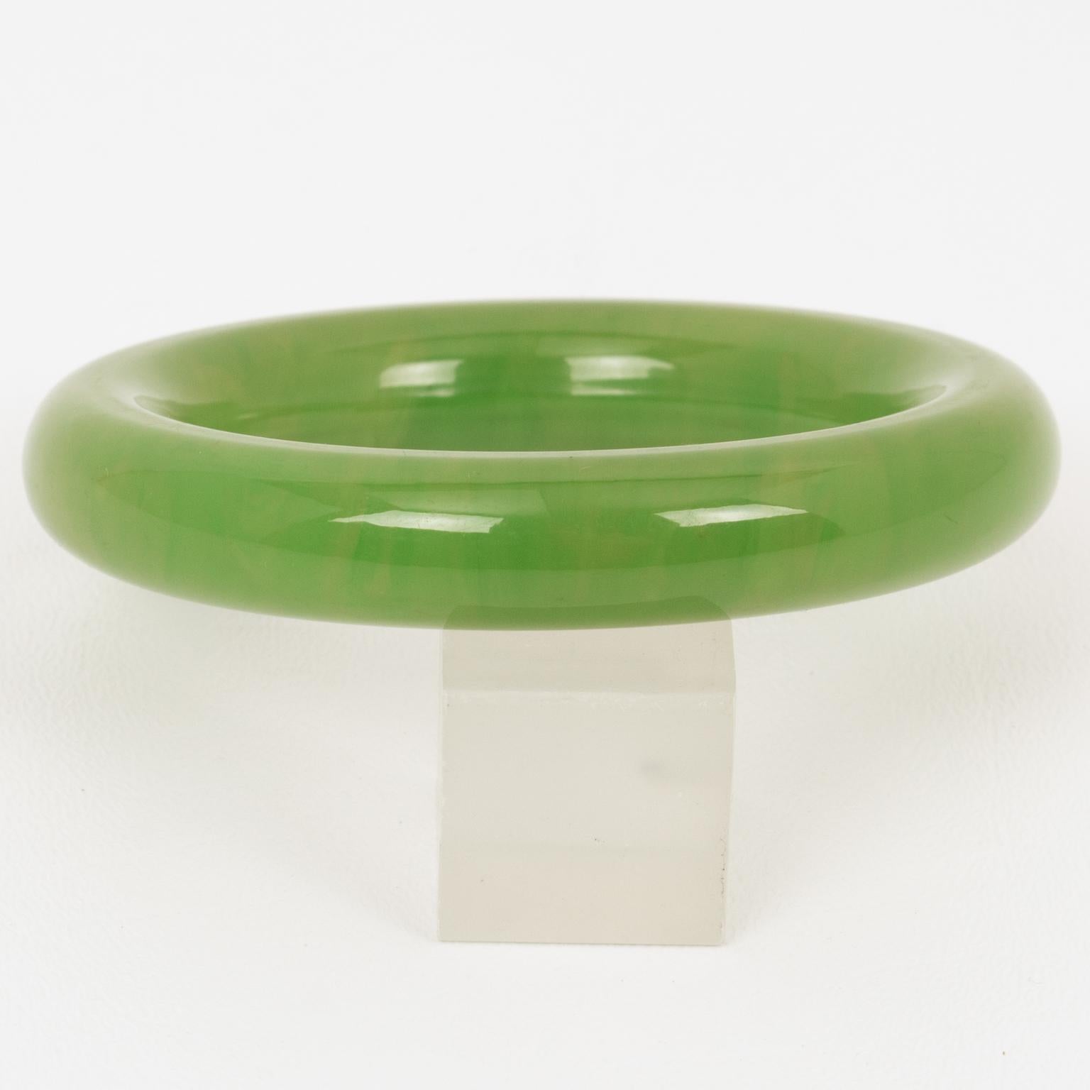 Bracciale a tubo in bachelite color lime In condizioni buone in vendita a Atlanta, GA