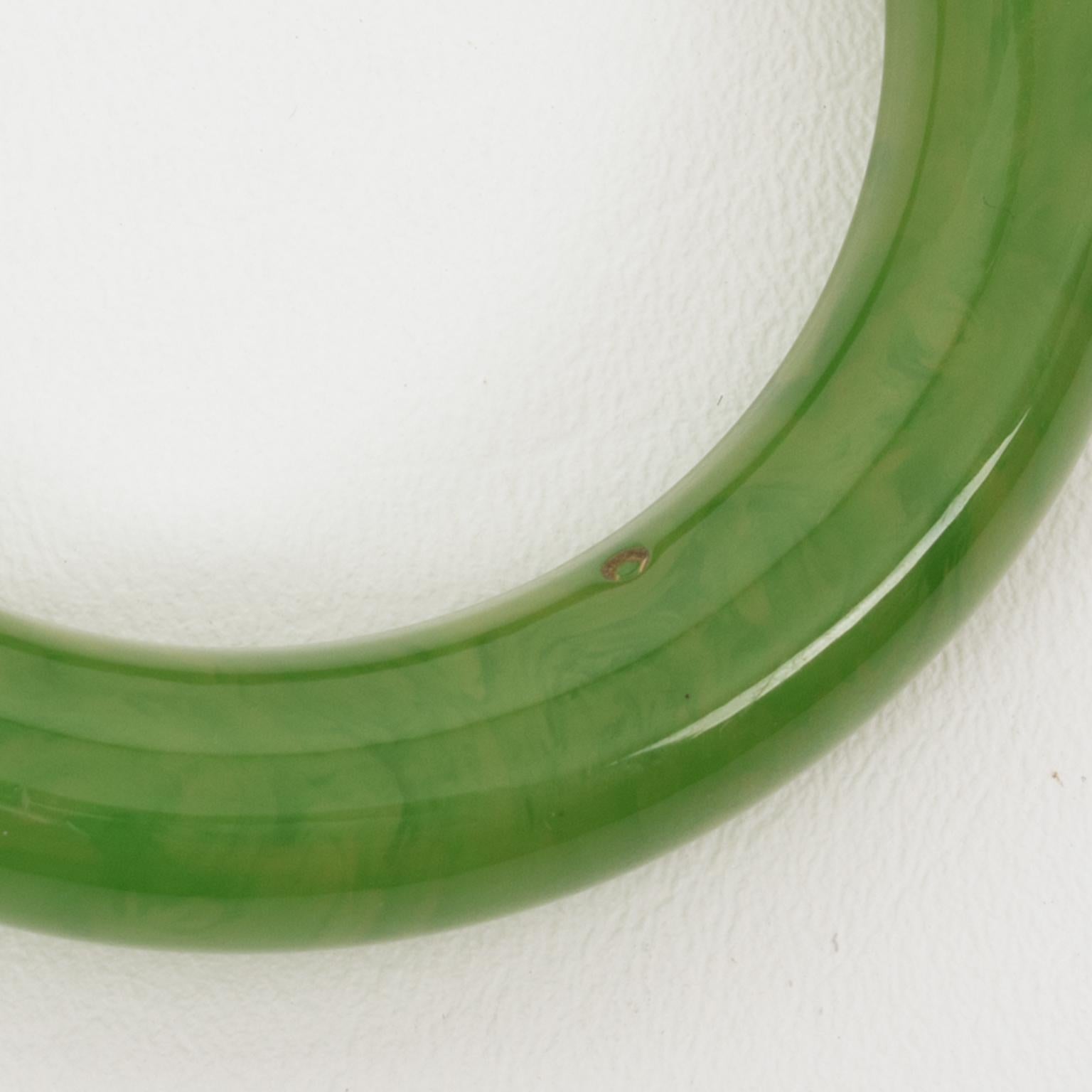 Bracciale a tubo in bachelite color lime in vendita 2