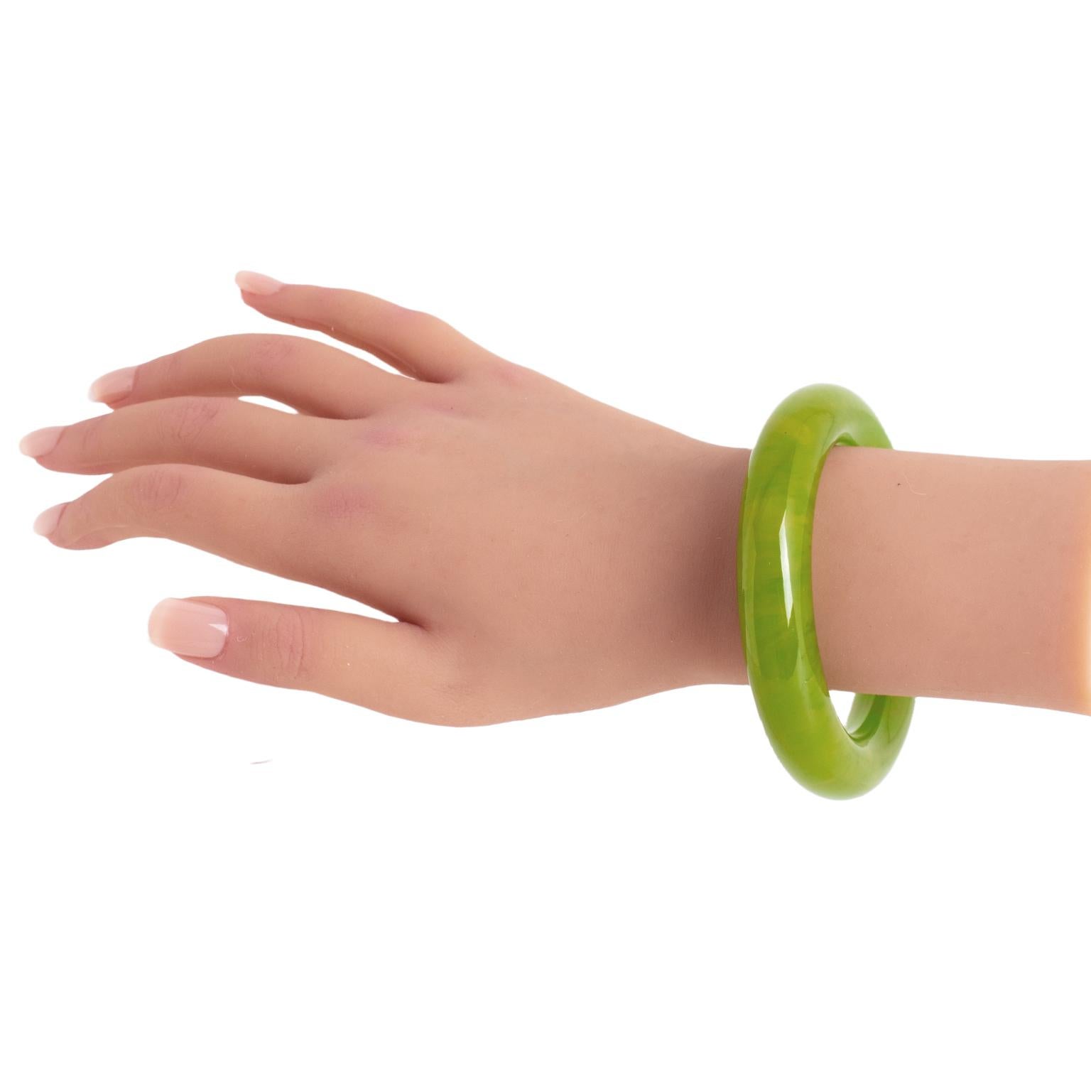 Bracciale a tubo in bachelite color lime in vendita 3