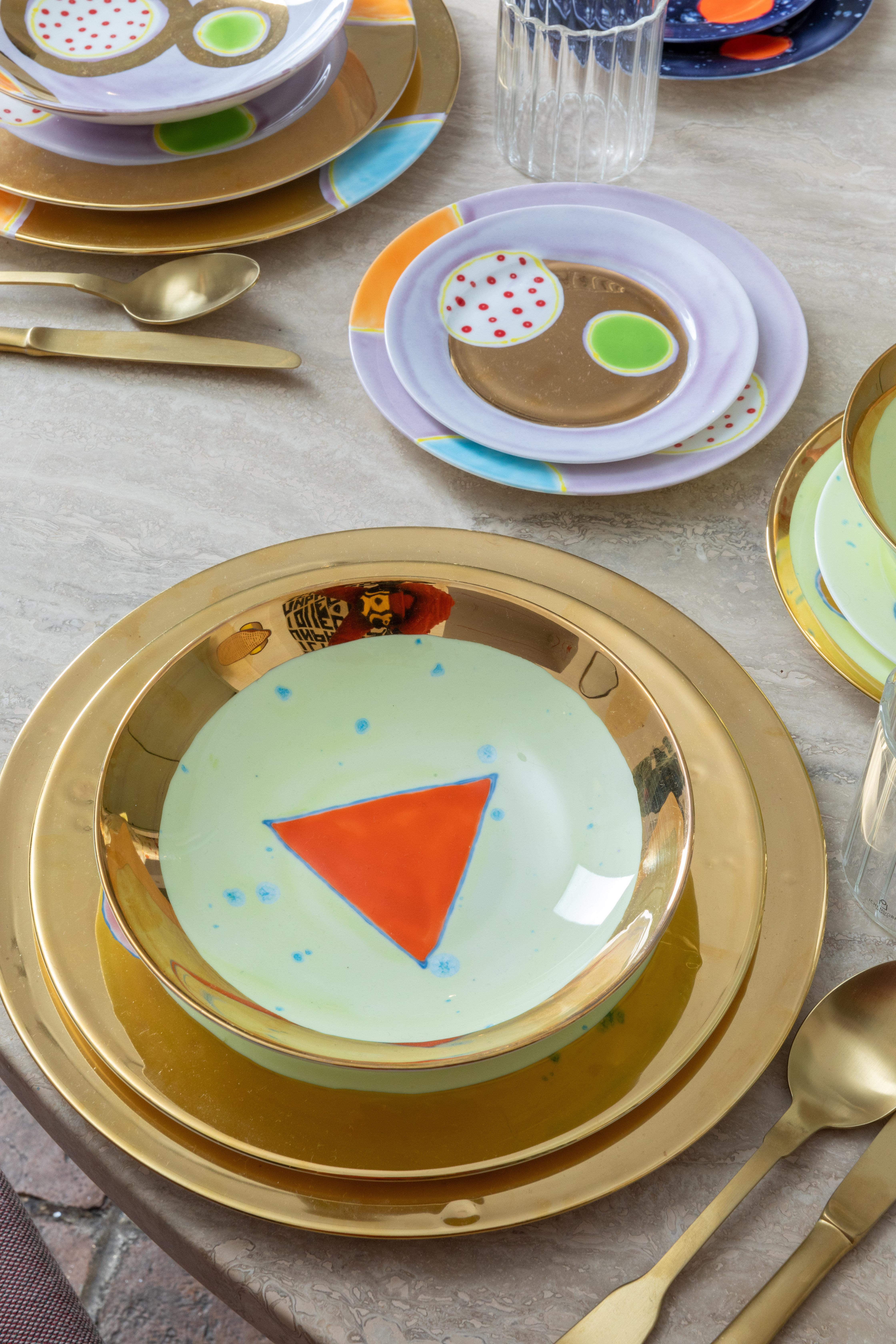 La collection Gold Impressions donne une nouvelle dimension à l'exploration de la géométrie et du minimalisme de Coralla, en insufflant à ses designs emblématiques des accents dorés rayonnants. Ces éléments dorés transforment des symboles familiers,