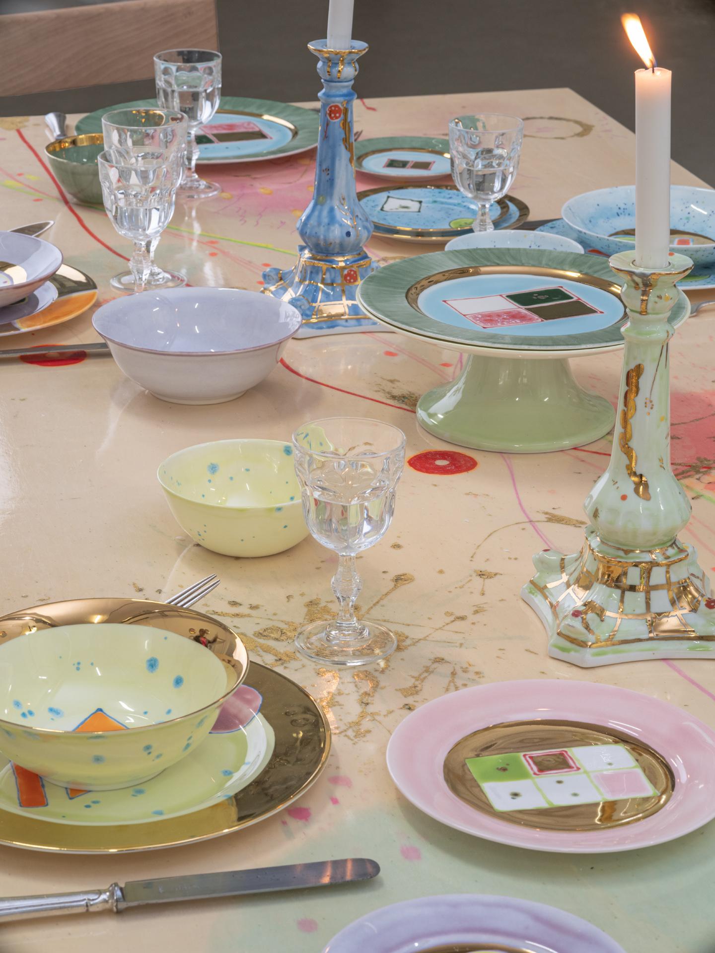 Émaillé Assiette creuse en or à la chaux en vente