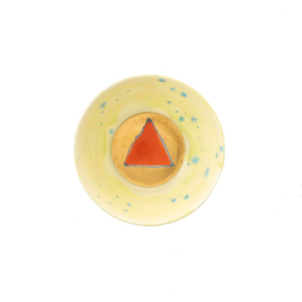 Die Kollektion Gold Impressions führt Corallas Erkundung von Geometrie und Minimalismus in eine neue Dimension, indem sie ihre ikonischen Designs mit strahlenden Goldakzenten versieht. Diese goldenen Elemente verwandeln vertraute Symbole, wie den