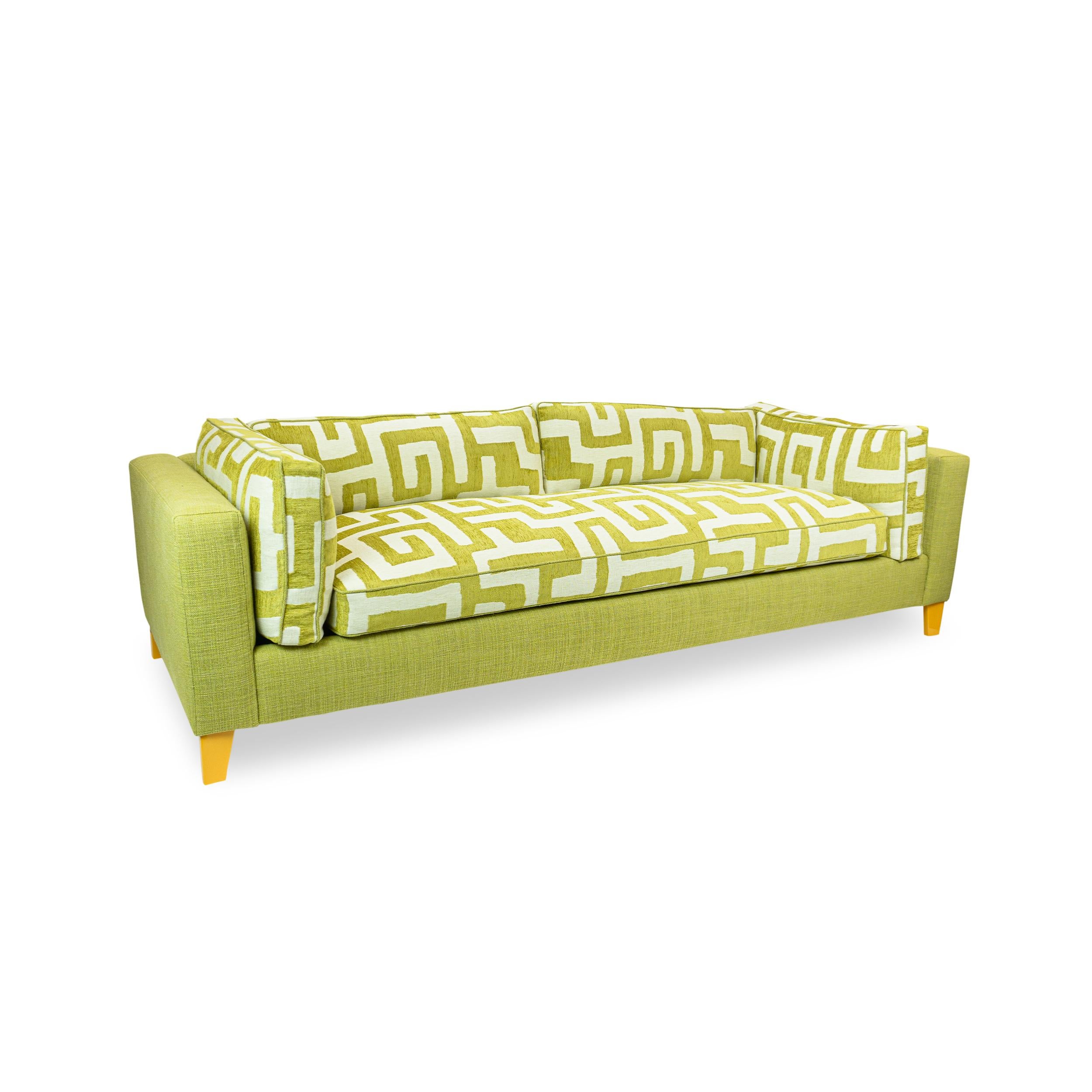 Lime Green Bench Cushion Sofa mit Maze-Muster Kissen und Sonnenblumenfüßen (amerikanisch) im Angebot