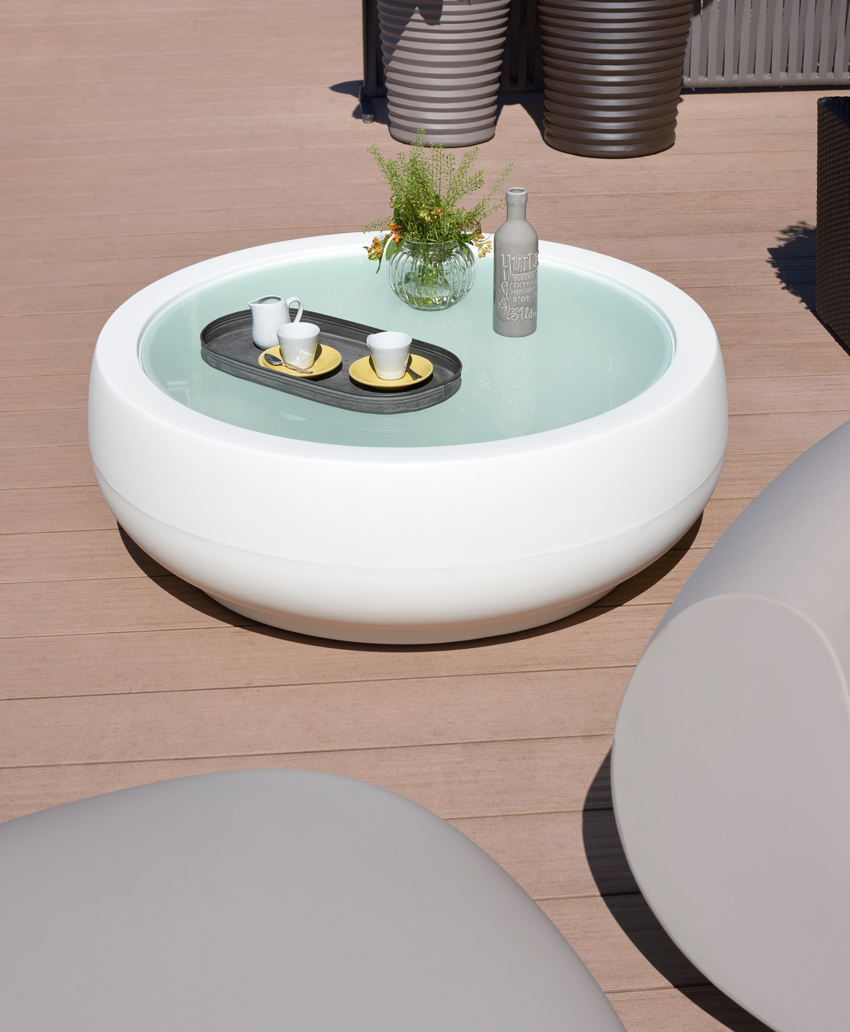Table basse chubby vert citron par Marcel Wanders
Dimensions : Ø 100  x H 35 cm.
Matériaux : Polyéthylène et verre satiné trempé.
Poids : 22 kg.

Disponible en version standard et en version laquée. Les prix peuvent varier. Disponible en différentes