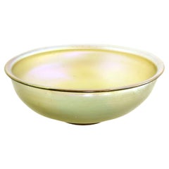 Bol à fruits en verre favrile vert citron de Tiffany (marked) ; New York, vers 1910