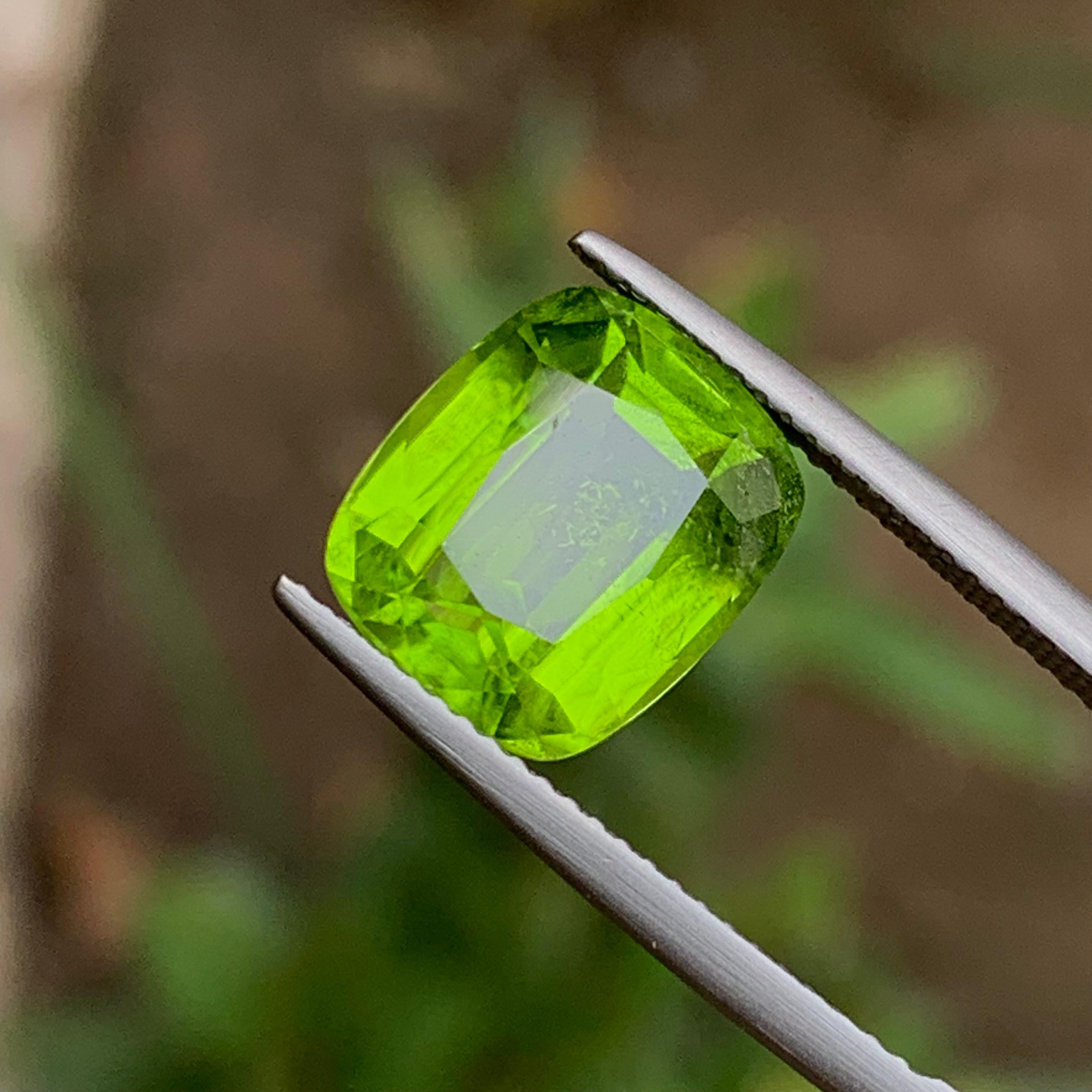 Contemporary Lime Green Natural Peridot Gemstone 6.85 Ct Cushion Cut  Ring, Pendant Jewelry
