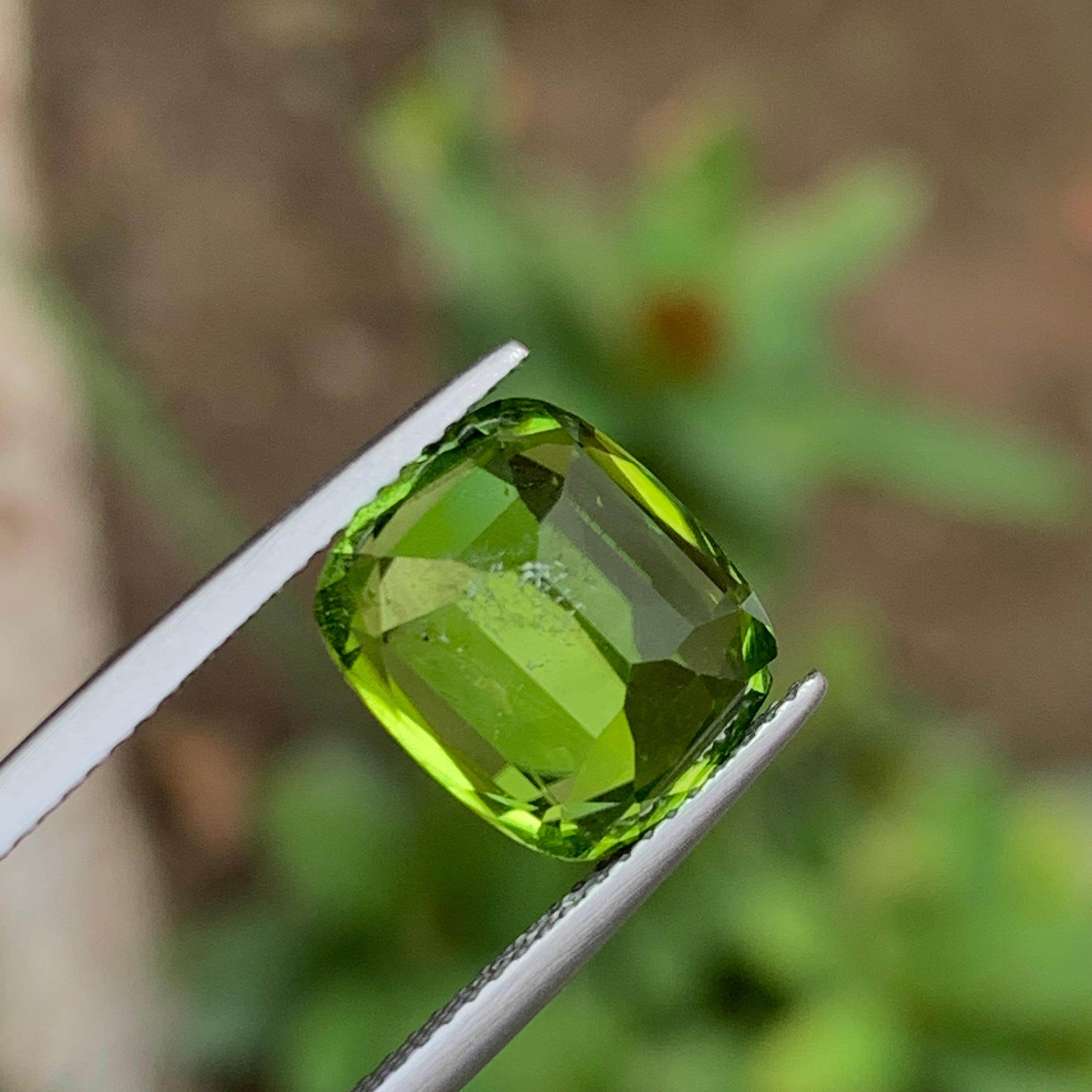 Lime Green Natural Peridot Gemstone 6.85 Ct Cushion Cut  Ring, Pendant Jewelry In New Condition In Peshawar, PK