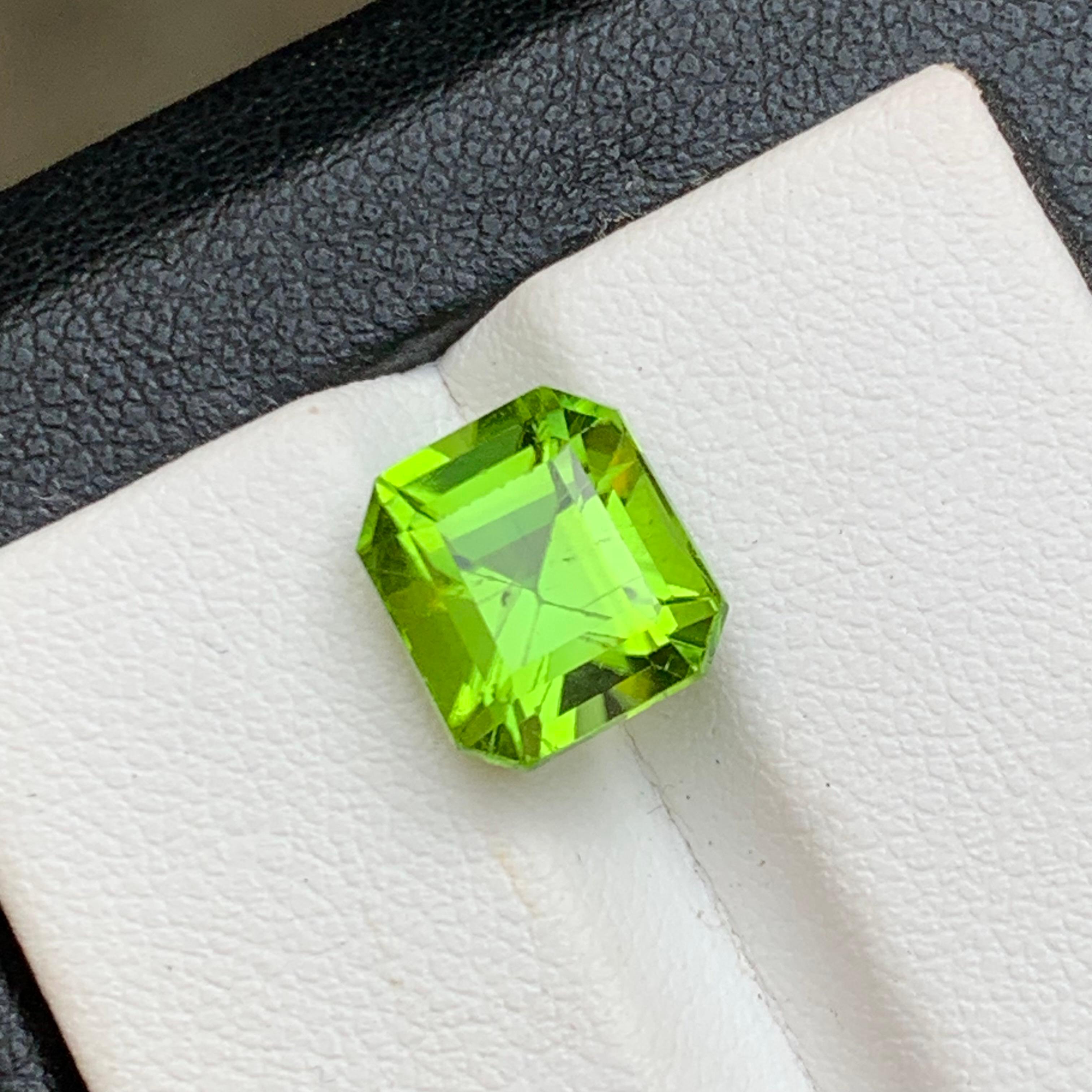 Contemporary Lime Green Natural Peridot Ring Gemstone 5 Ct Octagon Emerald Cut for Jewelry For Sale