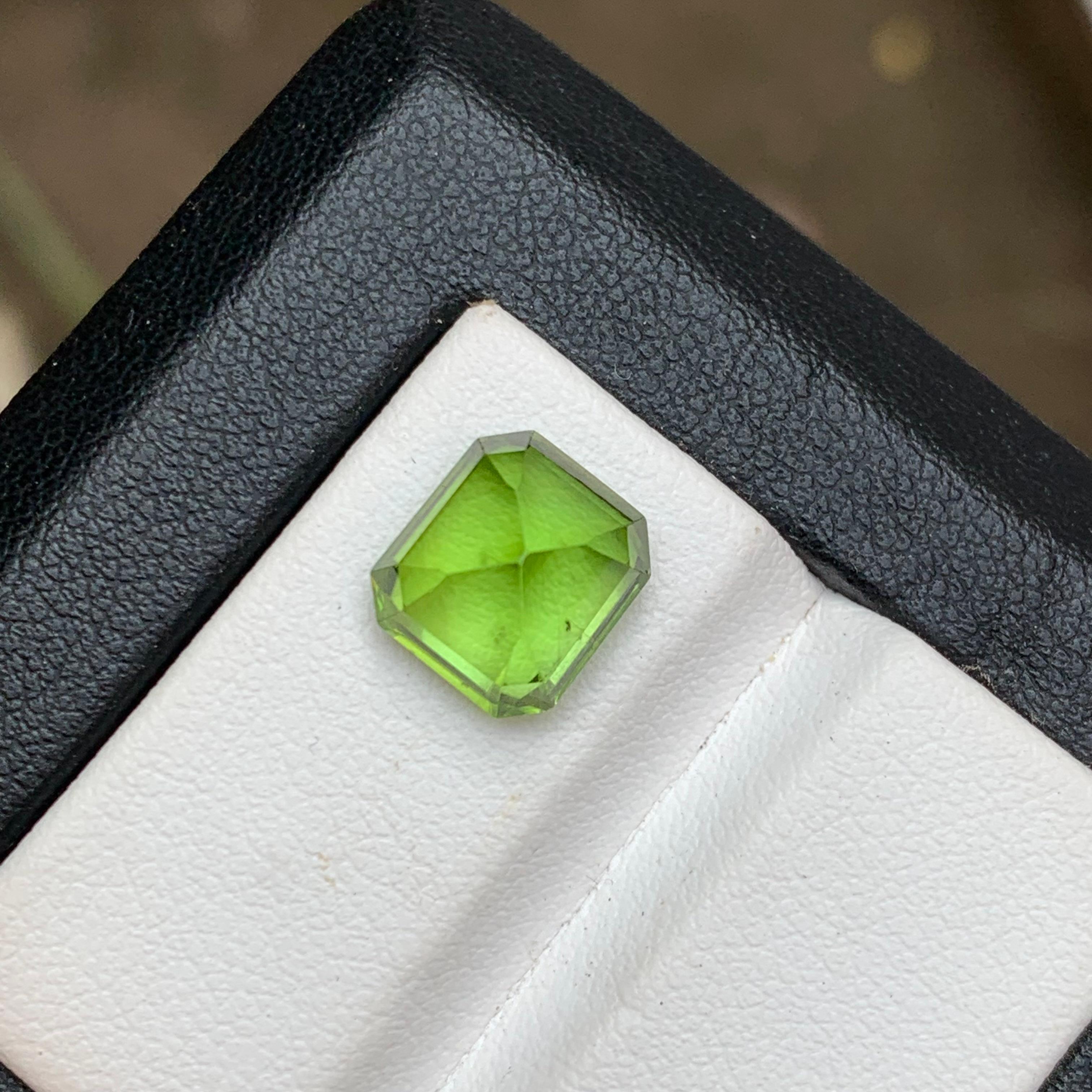 Lime Green Natural Peridot Ring Gemstone 5 Ct Octagon Emerald Cut for Jewelry In New Condition For Sale In Peshawar, PK