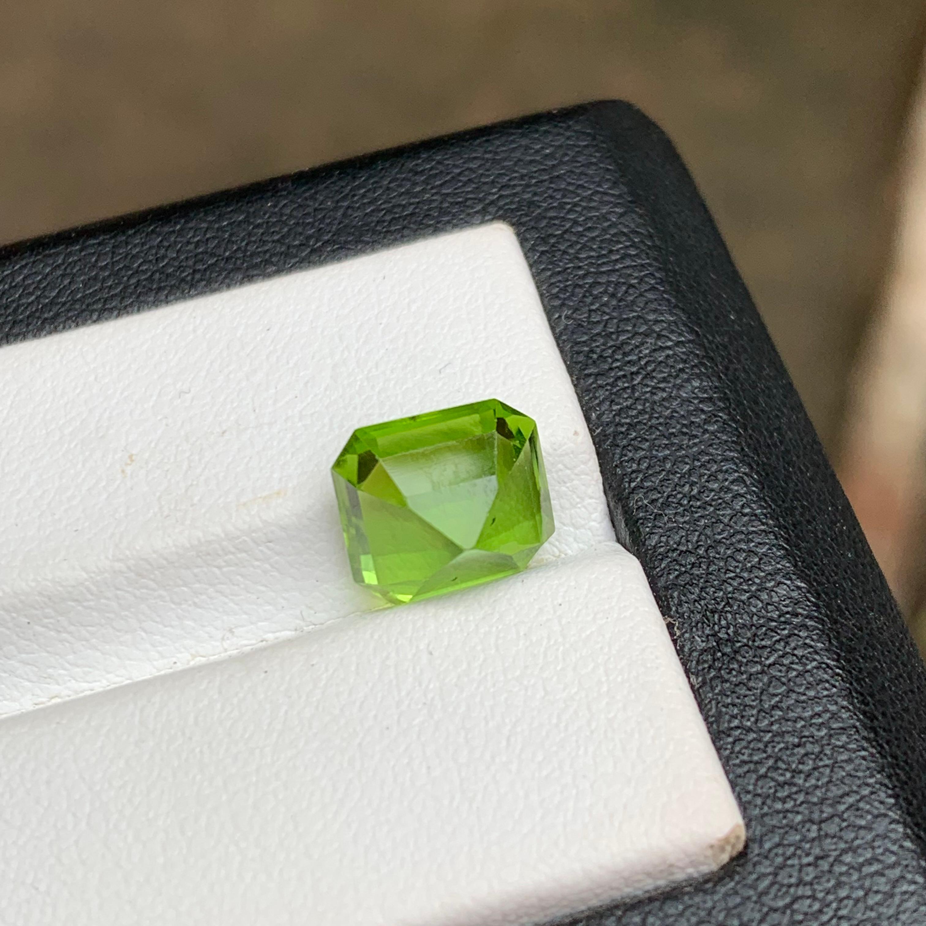 Women's or Men's Lime Green Natural Peridot Ring Gemstone 5 Ct Octagon Emerald Cut for Jewelry For Sale