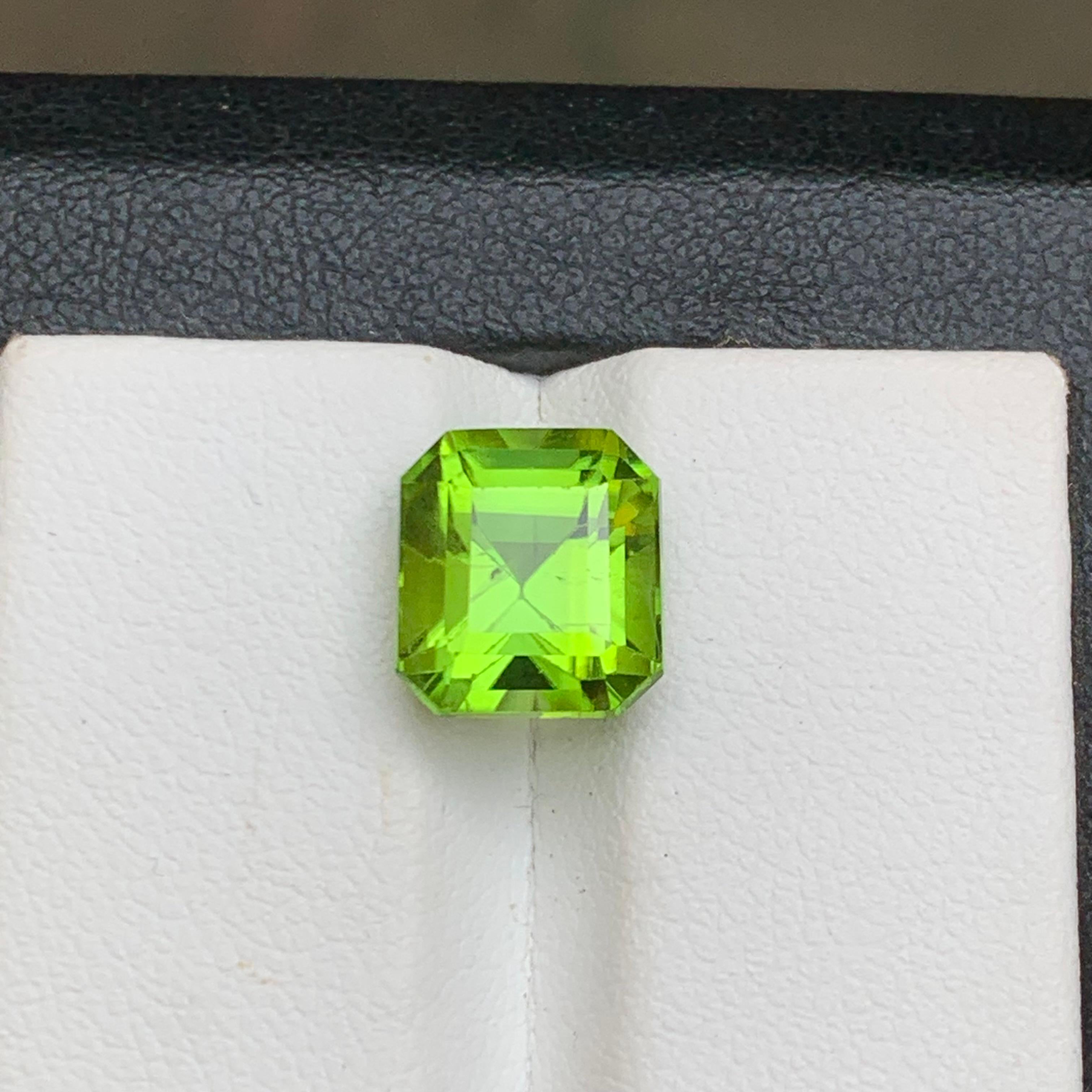 Lime Green Natural Peridot Ring Gemstone 5 Ct Octagon Emerald Cut for Jewelry For Sale 1