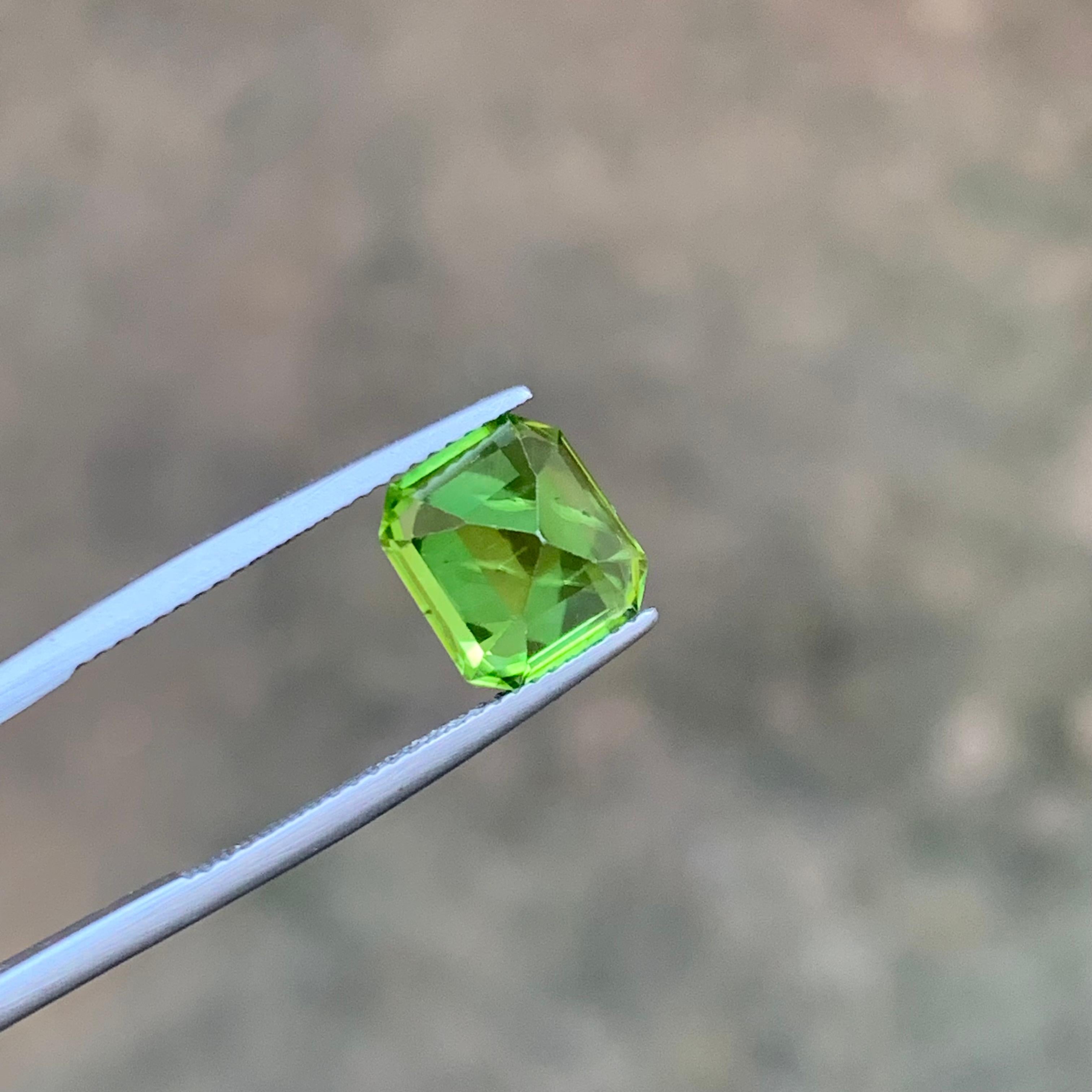 Lime Green Natural Peridot Ring Gemstone 5 Ct Octagon Emerald Cut for Jewelry For Sale 3