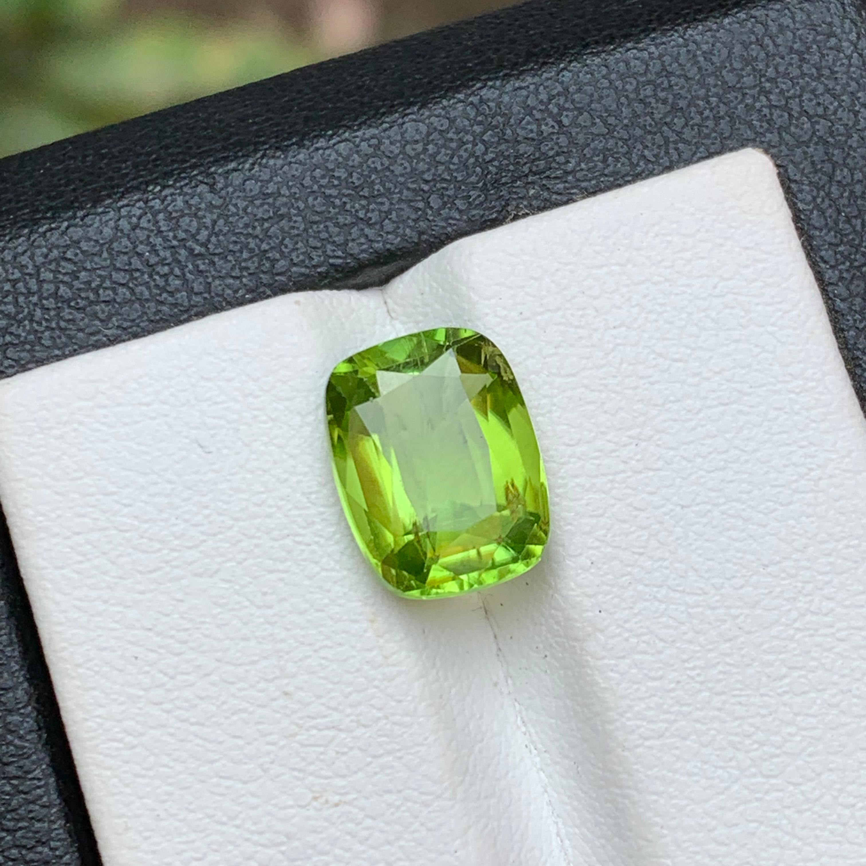 Contemporary Lime Green Natural Peridot Ring Loose Gemstone 4.40 Ct Cushion Cut for Jewelry For Sale