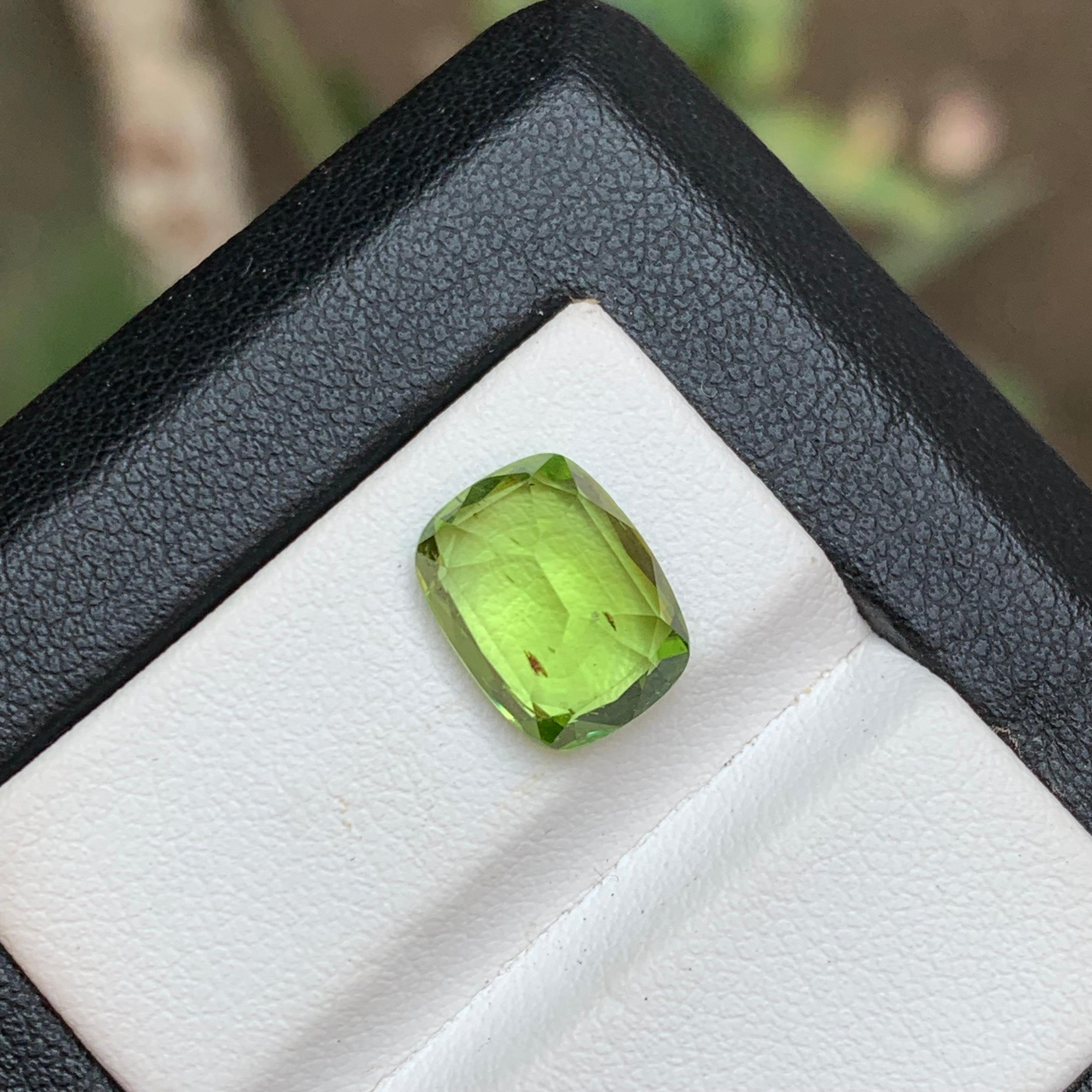 Lime Green Natural Peridot Ring Loose Gemstone 4.40 Ct Cushion Cut for Jewelry In New Condition For Sale In Peshawar, PK