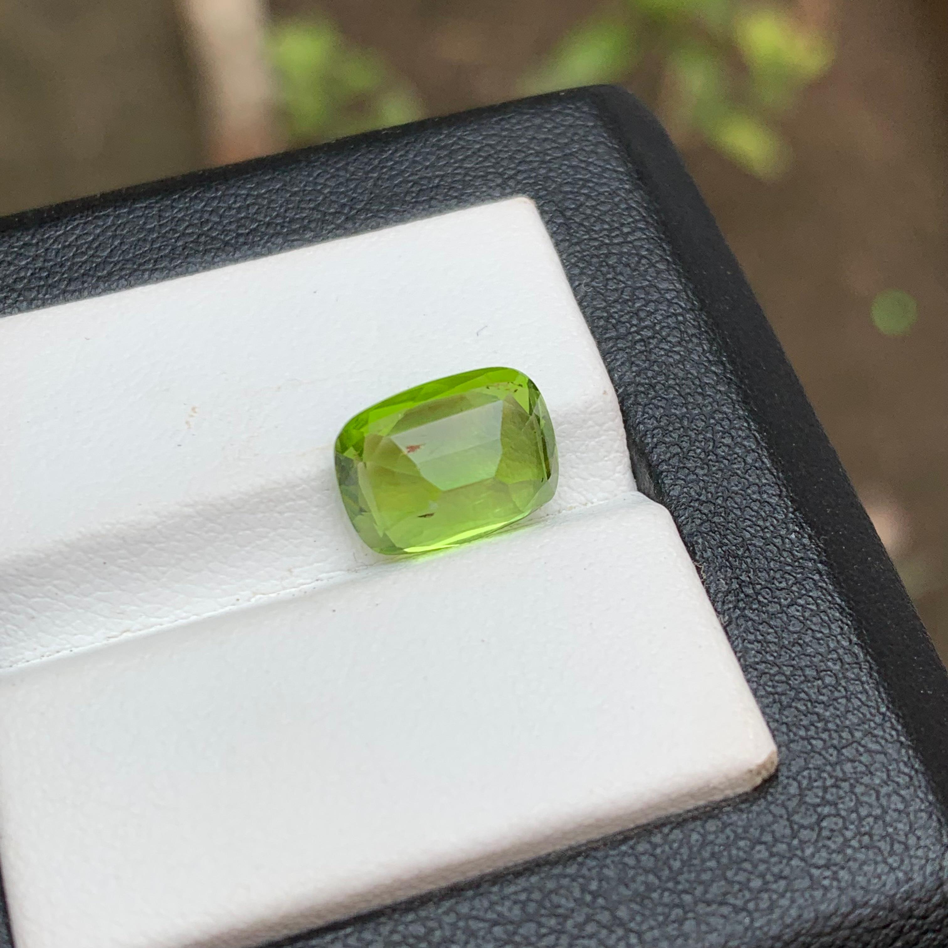 Women's or Men's Lime Green Natural Peridot Ring Loose Gemstone 4.40 Ct Cushion Cut for Jewelry For Sale