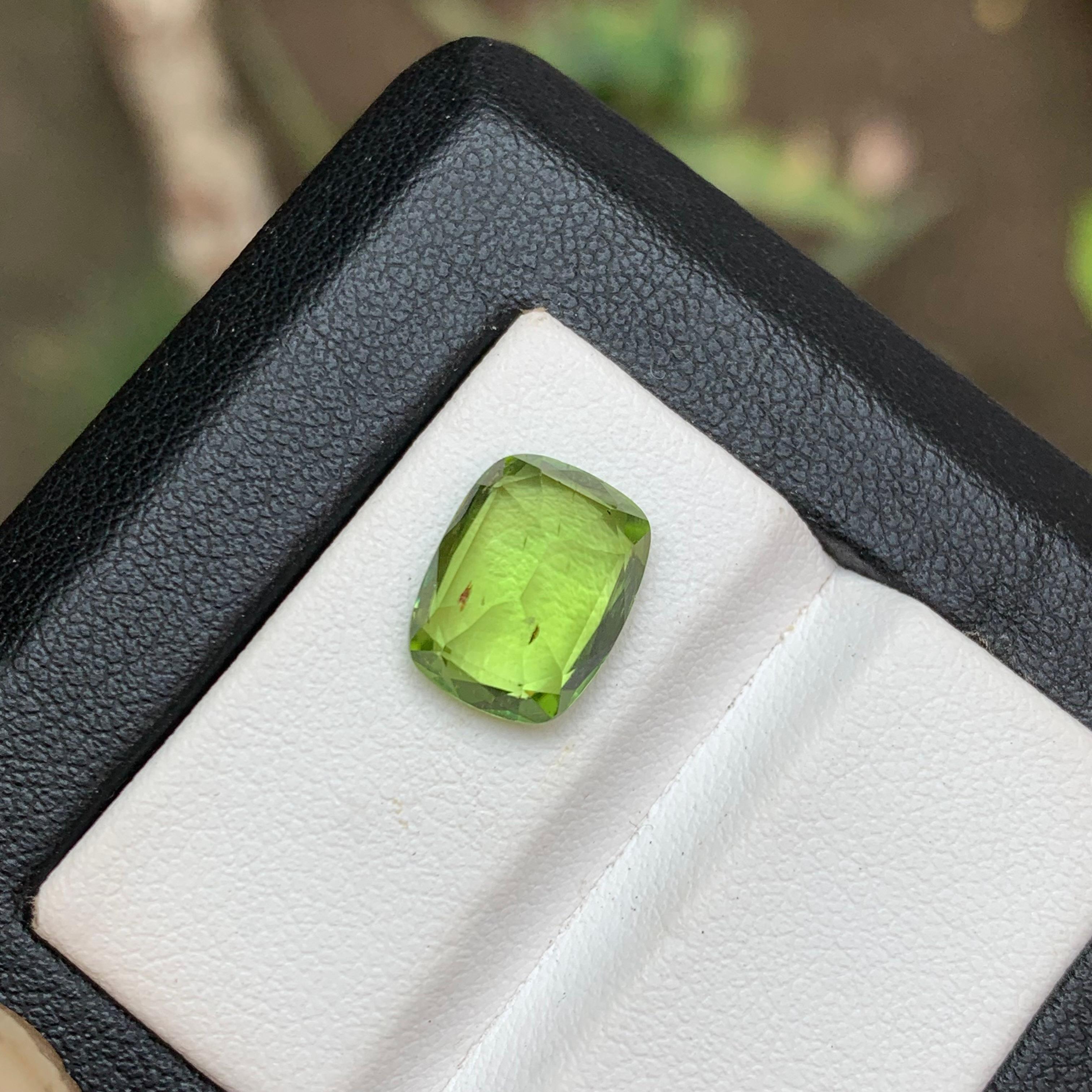 Lime Green Natural Peridot Ring Loose Gemstone 4.40 Ct Cushion Cut for Jewelry For Sale 1