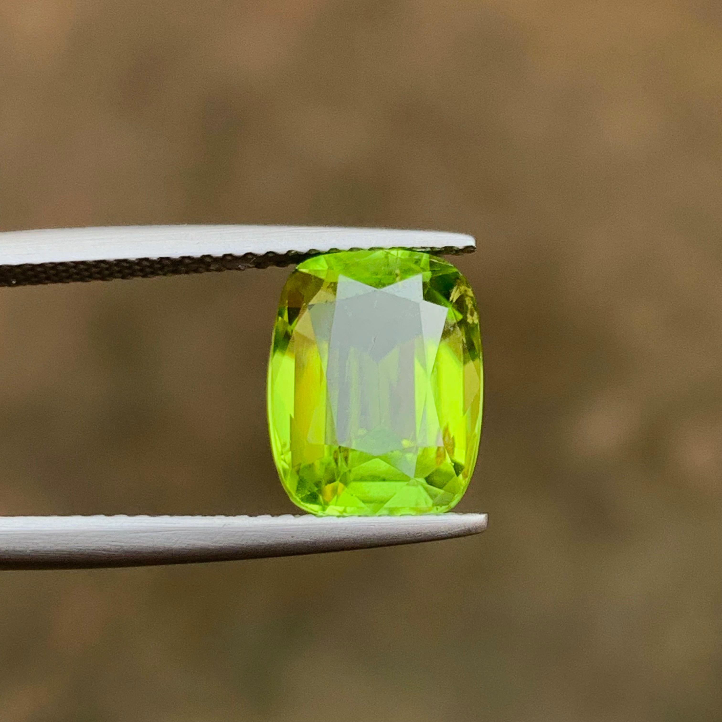 Lime Green Natural Peridot Ring Loose Gemstone 4.40 Ct Cushion Cut for Jewelry For Sale 2