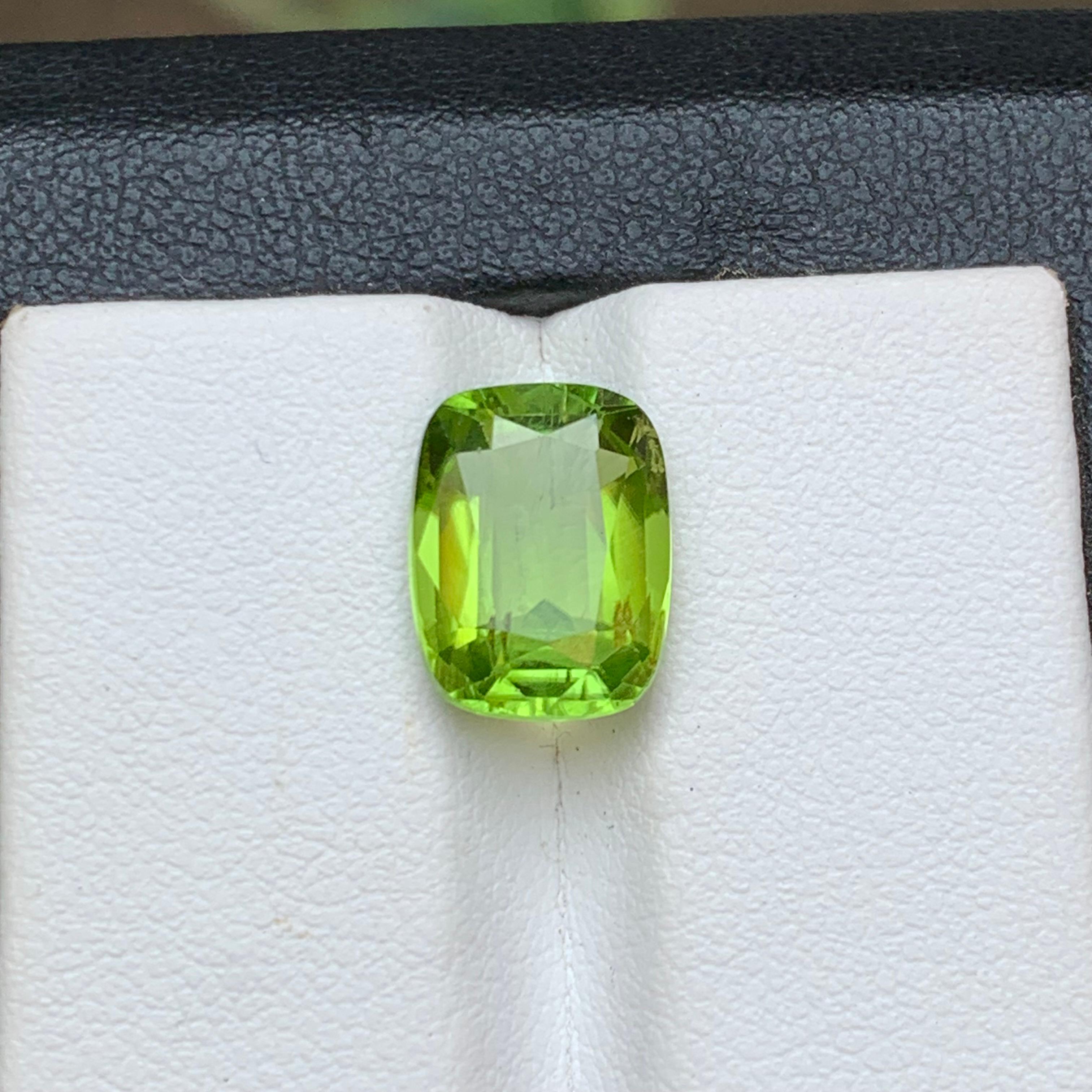 Lime Green Natural Peridot Ring Loose Gemstone 4.40 Ct Cushion Cut for Jewelry For Sale 3