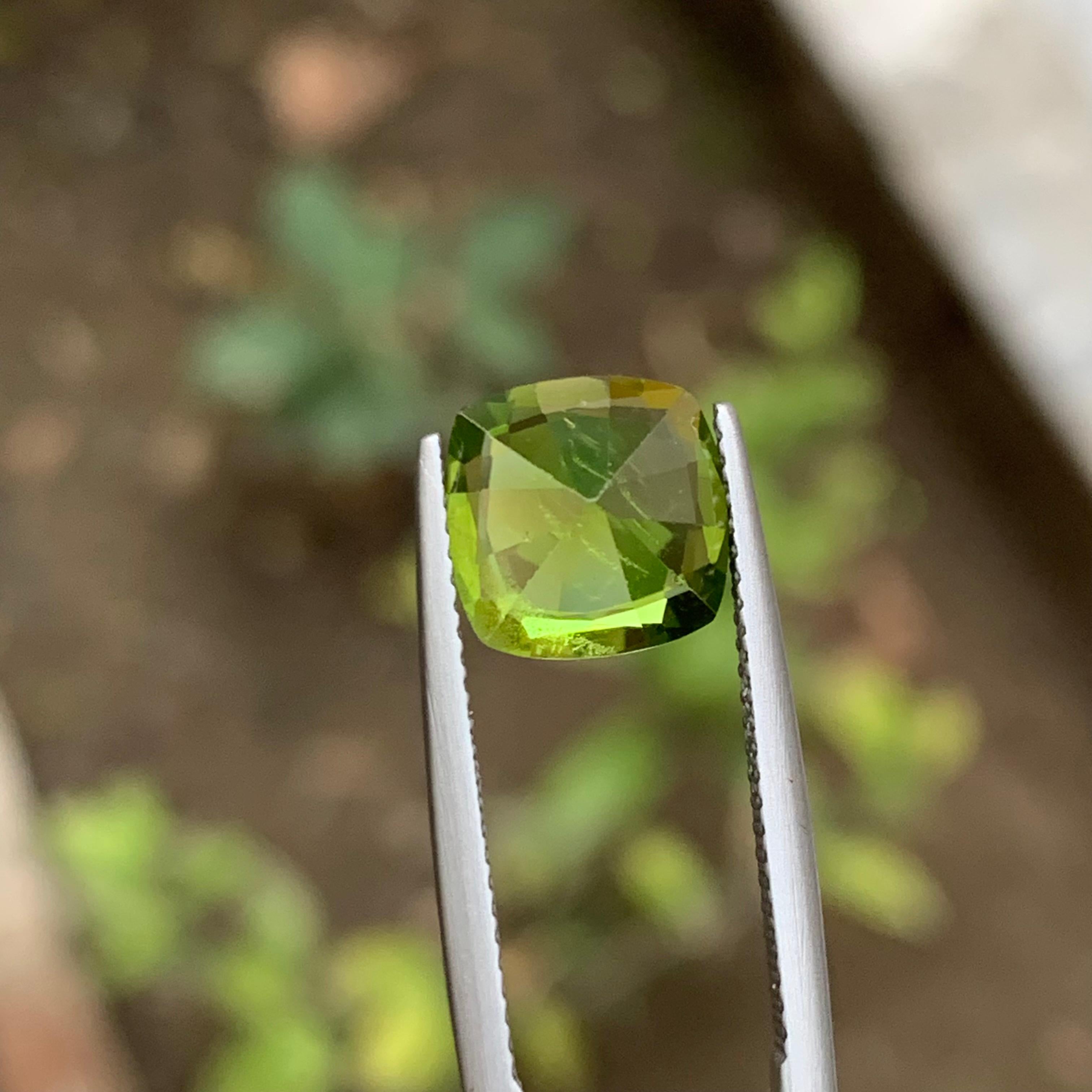 Lime Green Natural Peridot Ring Pendant Gemstone 3.45 Ct Square Cut for Jewelry For Sale 5