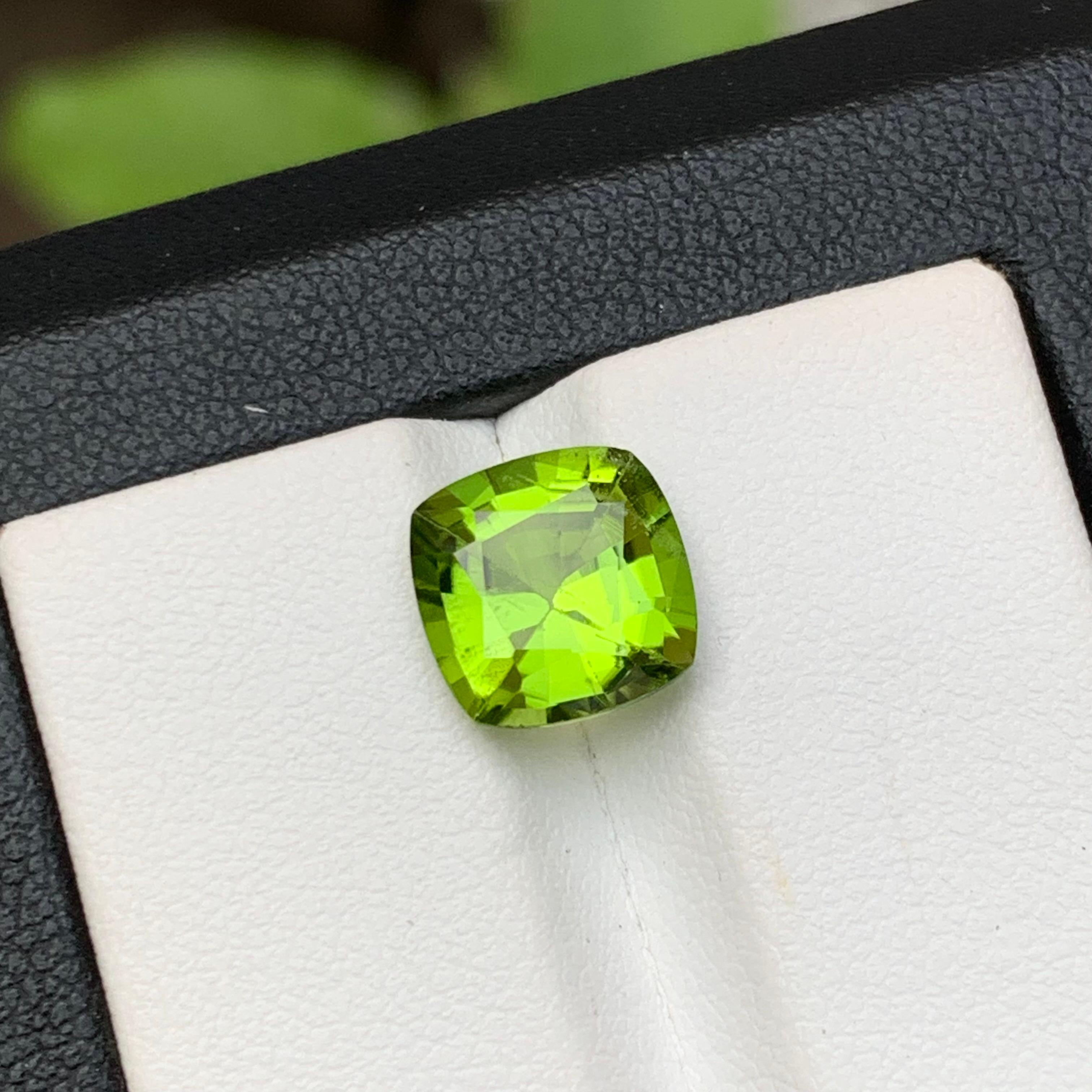 Lime Green Natural Peridot Ring Pendant Gemstone 3.45 Ct Square Cut for Jewelry For Sale 7