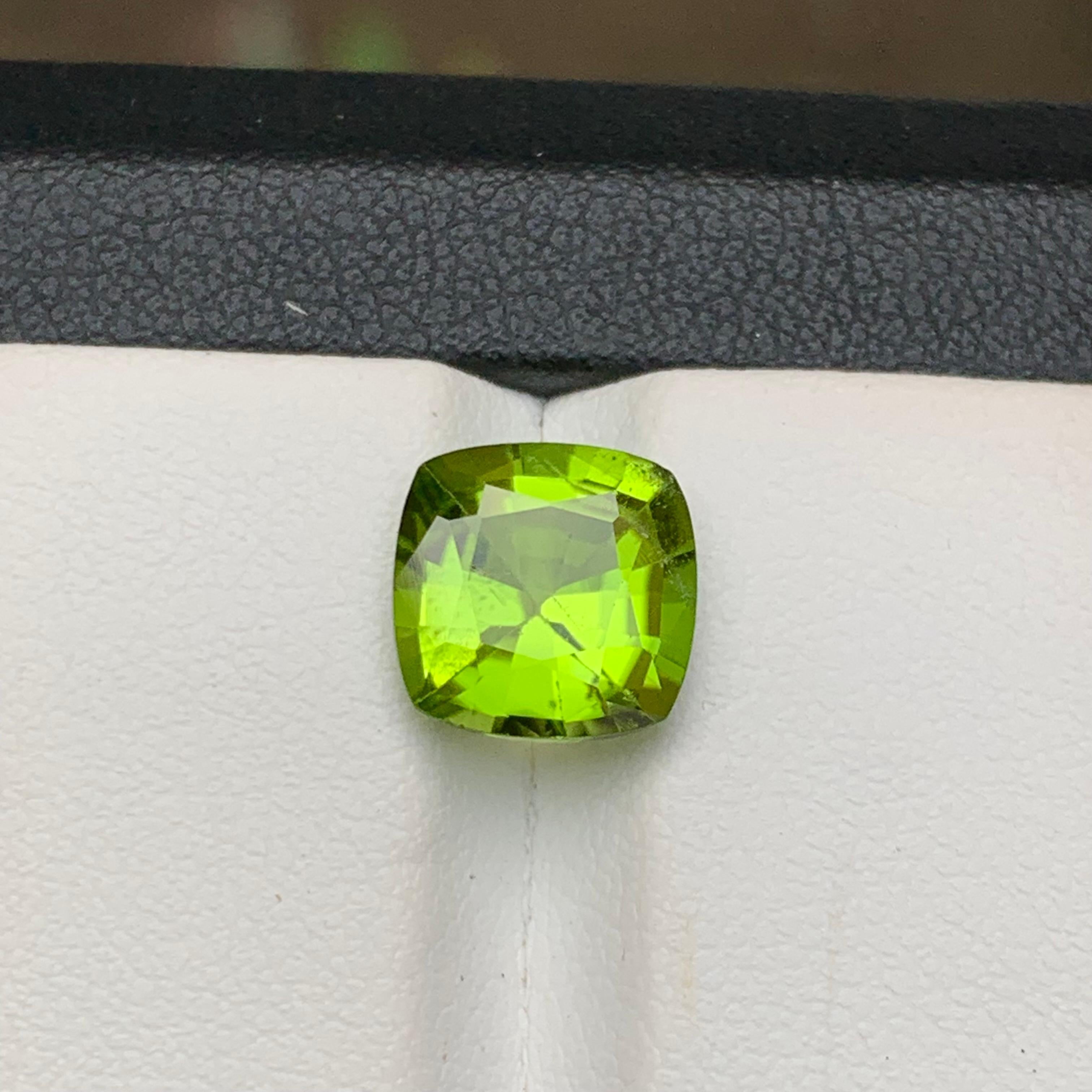 Contemporary Lime Green Natural Peridot Ring Pendant Gemstone 3.45 Ct Square Cut for Jewelry For Sale