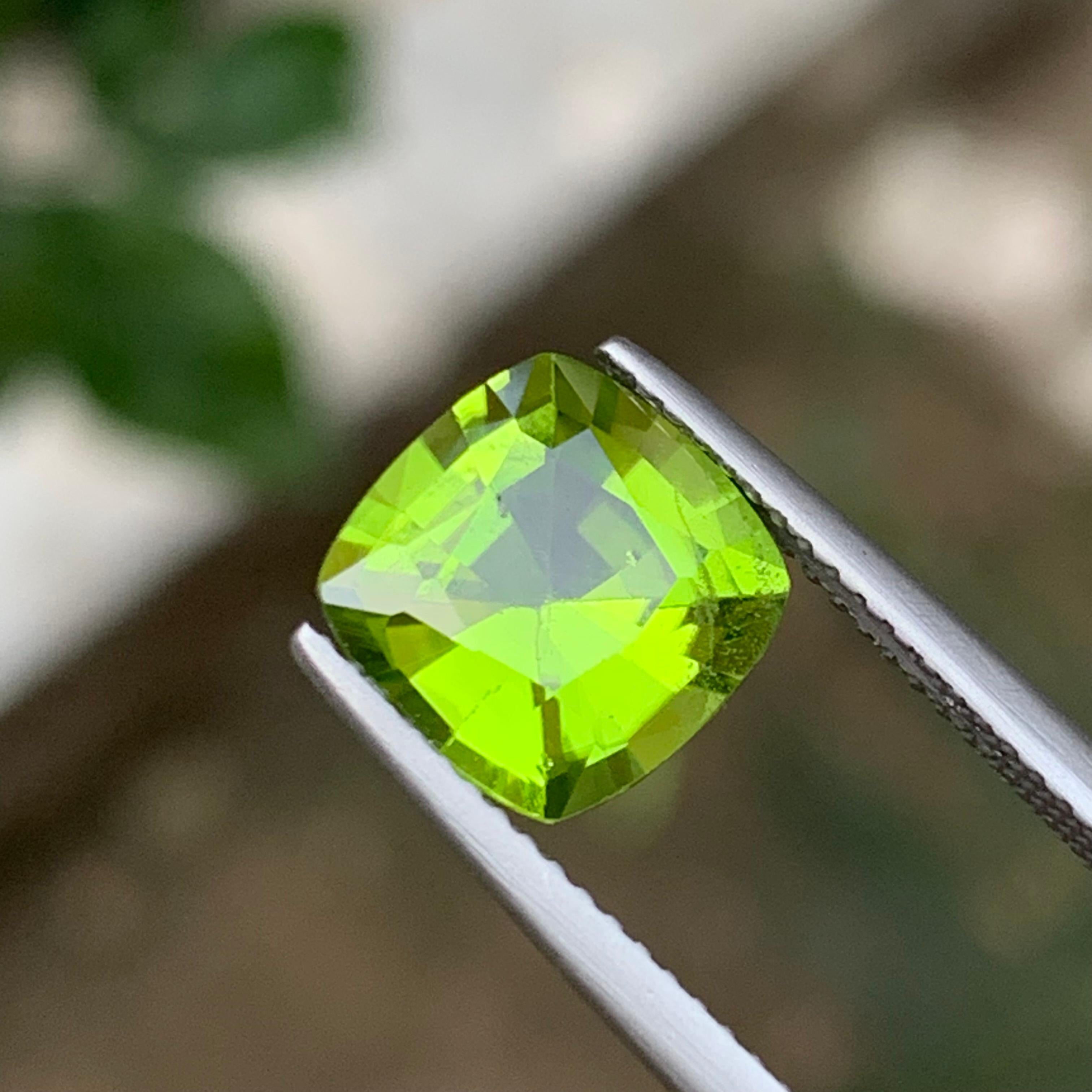 Antique Cushion Cut Lime Green Natural Peridot Ring Pendant Gemstone 3.45 Ct Square Cut for Jewelry For Sale