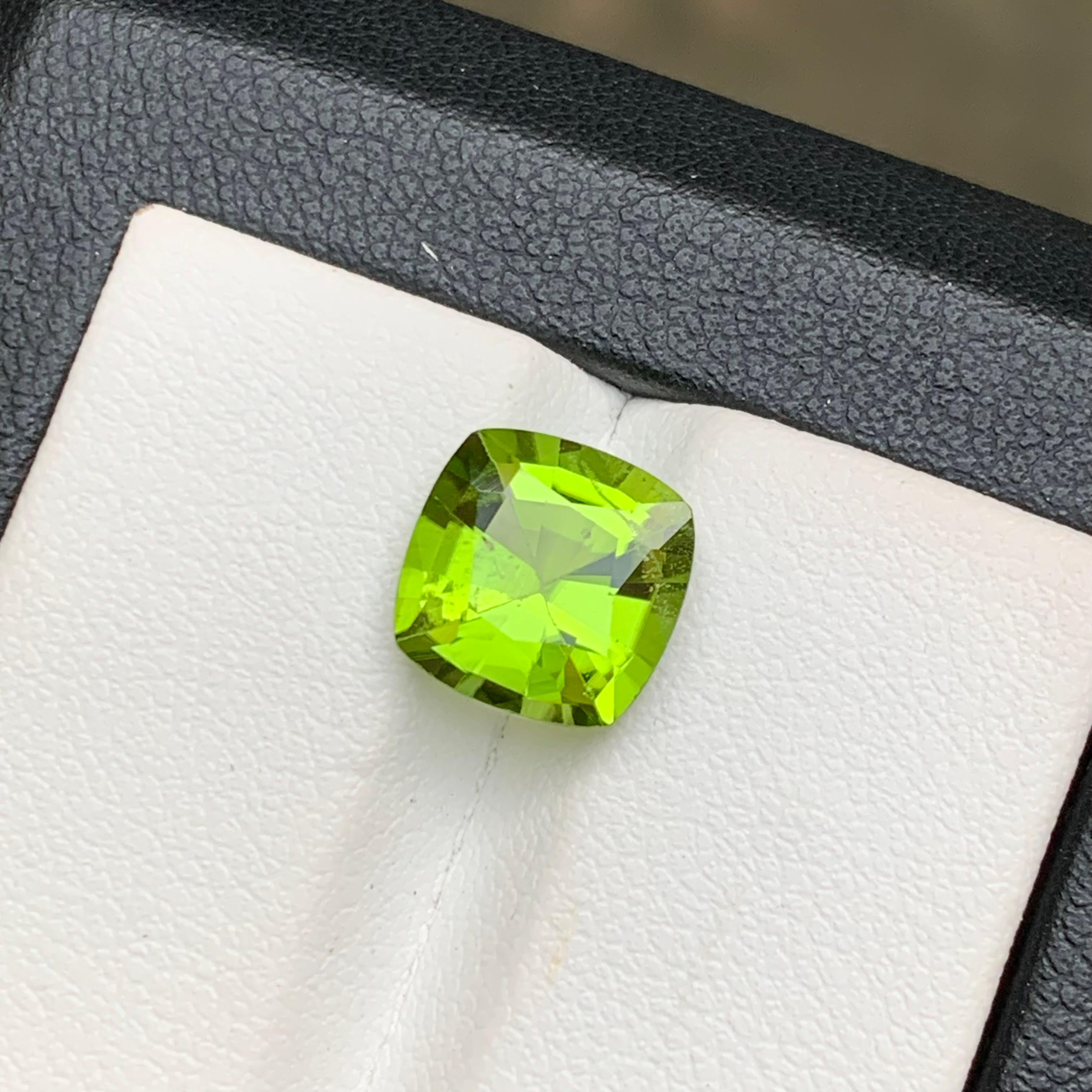 Lime Green Natural Peridot Ring Pendant Gemstone 3.45 Ct Square Cut for Jewelry In New Condition For Sale In Peshawar, PK
