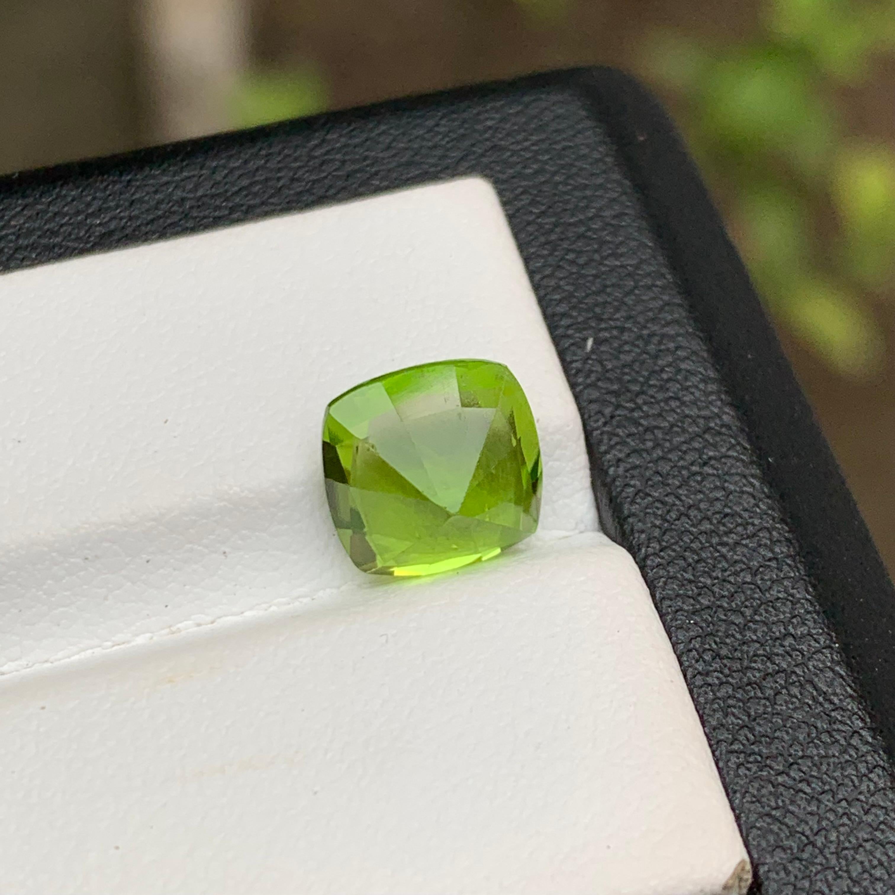Lime Green Natural Peridot Ring Pendant Gemstone 3.45 Ct Square Cut for Jewelry For Sale 1