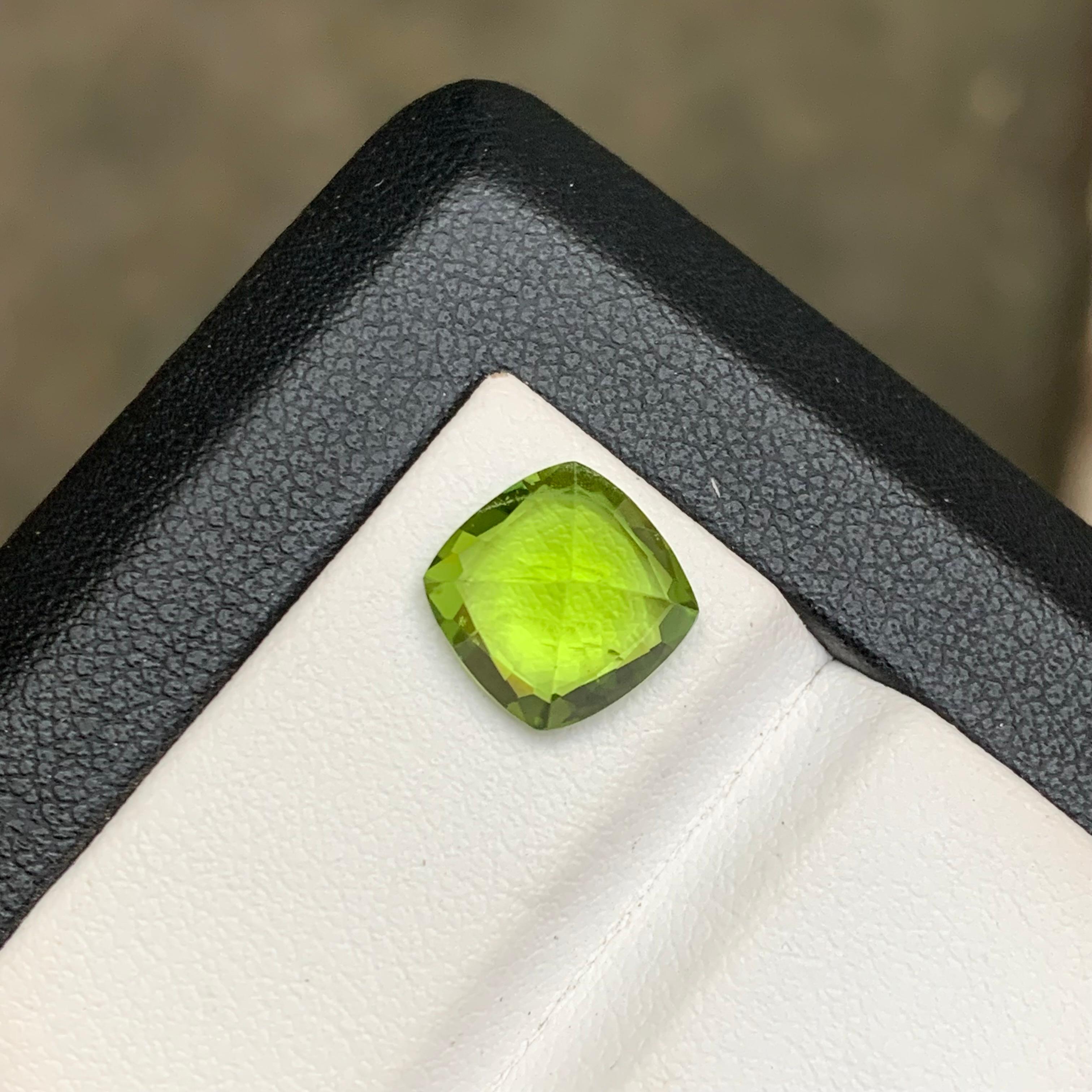 Lime Green Natural Peridot Ring Pendant Gemstone 3.45 Ct Square Cut for Jewelry For Sale 2