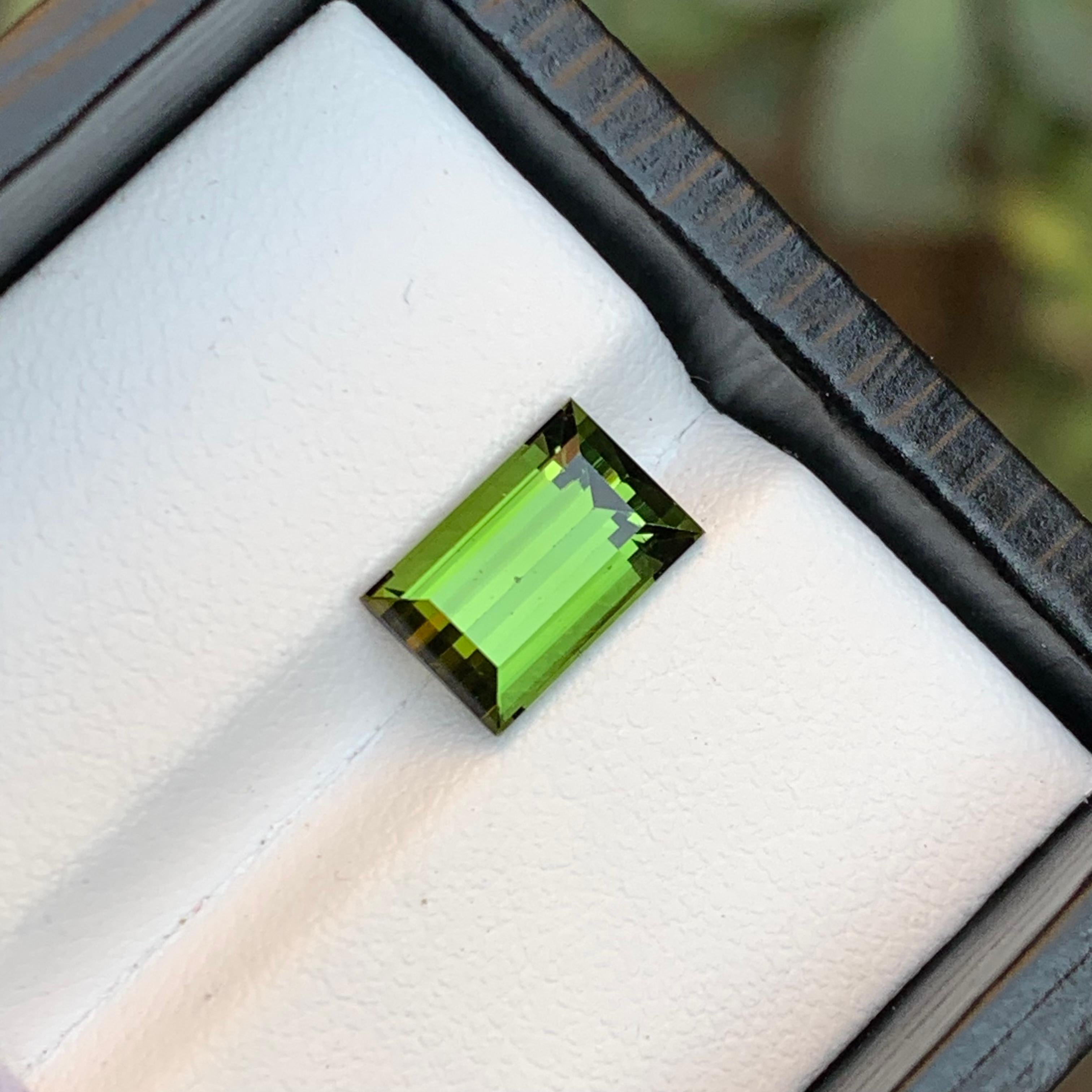 Anello con tormalina naturale verde lime, gemma sciolta da 2,80 carati taglio baguette Gioielli in vendita 4