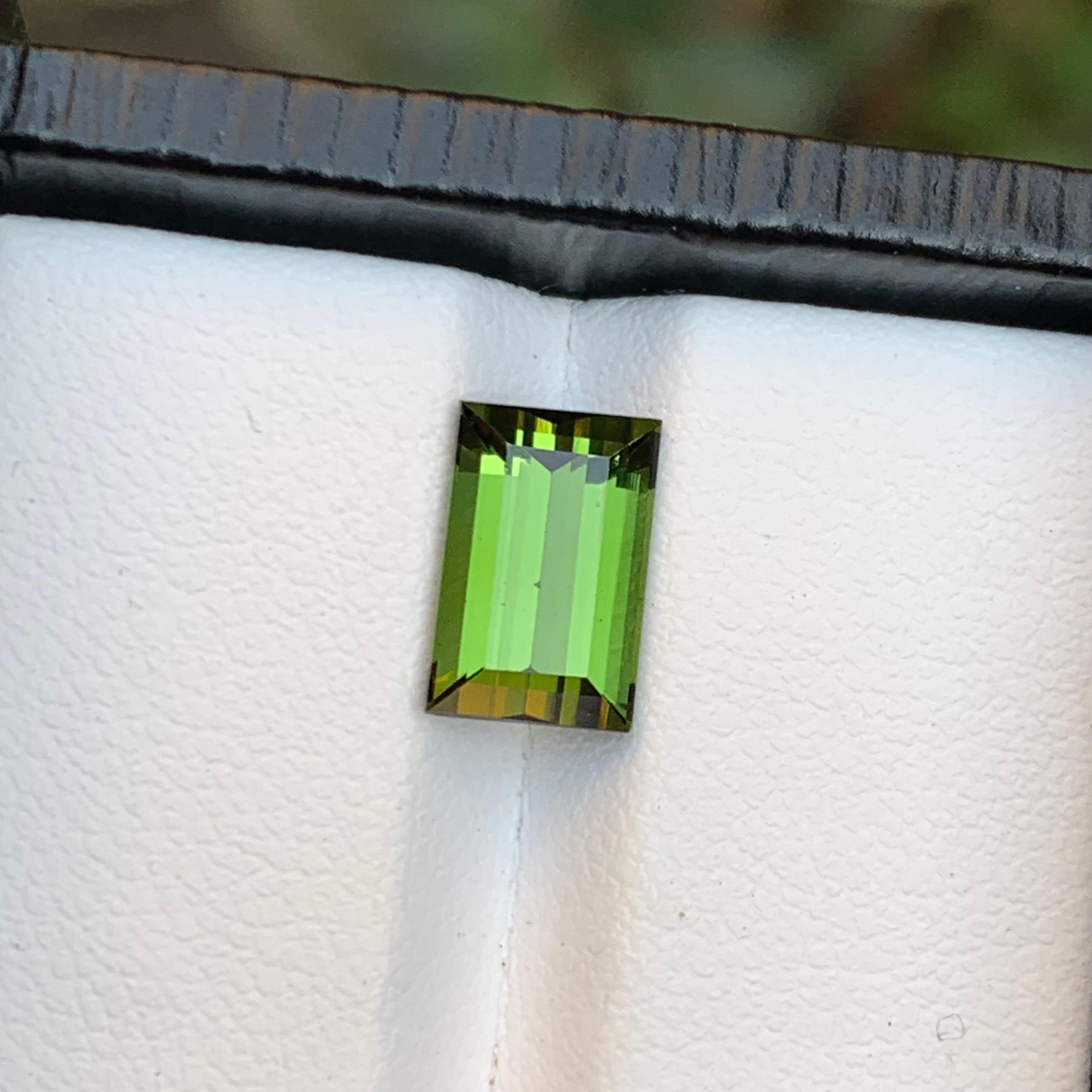 Contemporaneo Anello con tormalina naturale verde lime, gemma sciolta da 2,80 carati taglio baguette Gioielli in vendita
