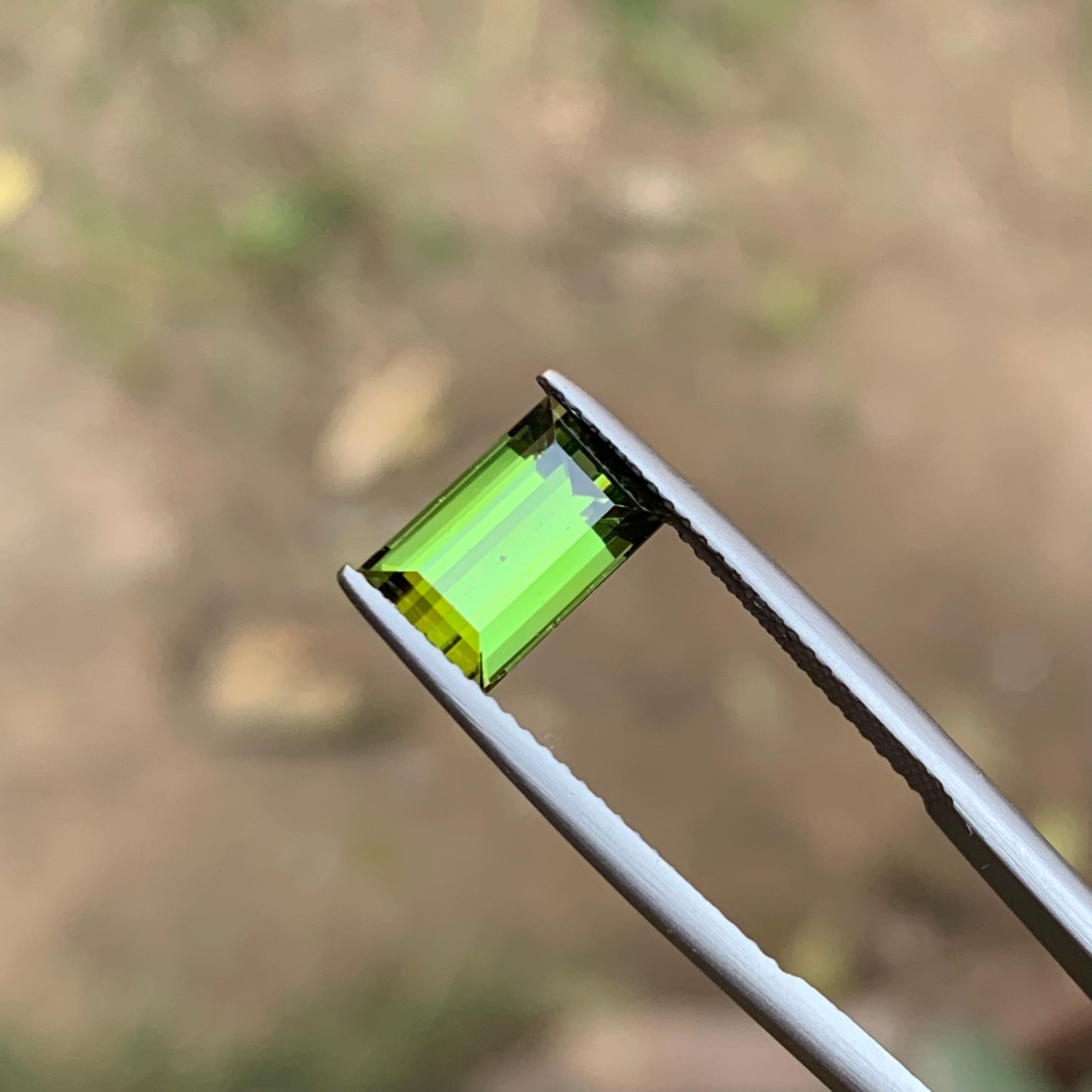 Anello con tormalina naturale verde lime, gemma sciolta da 2,80 carati taglio baguette Gioielli In condizioni Nuovo in vendita a Peshawar, PK