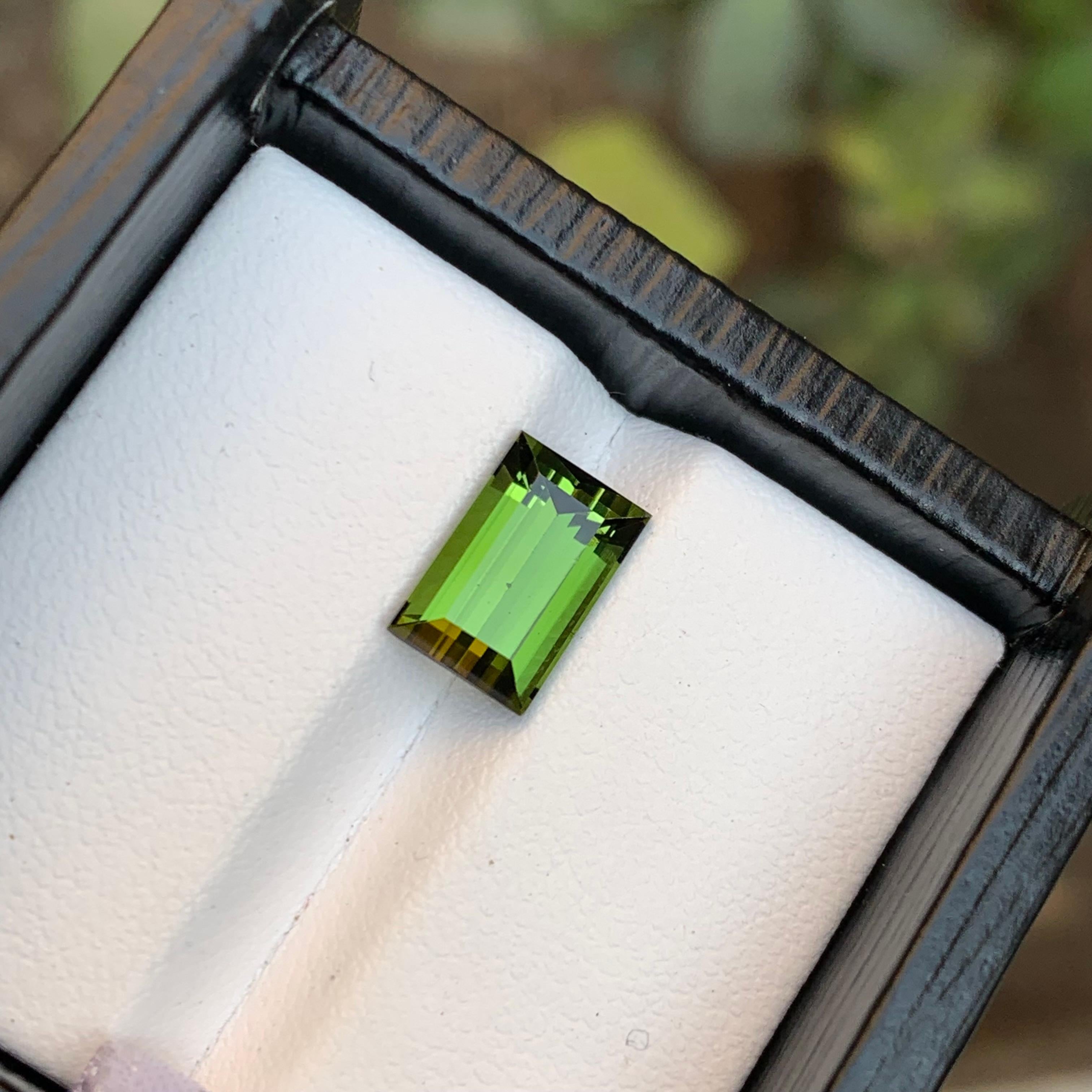 Anello con tormalina naturale verde lime, gemma sciolta da 2,80 carati taglio baguette Gioielli in vendita 1