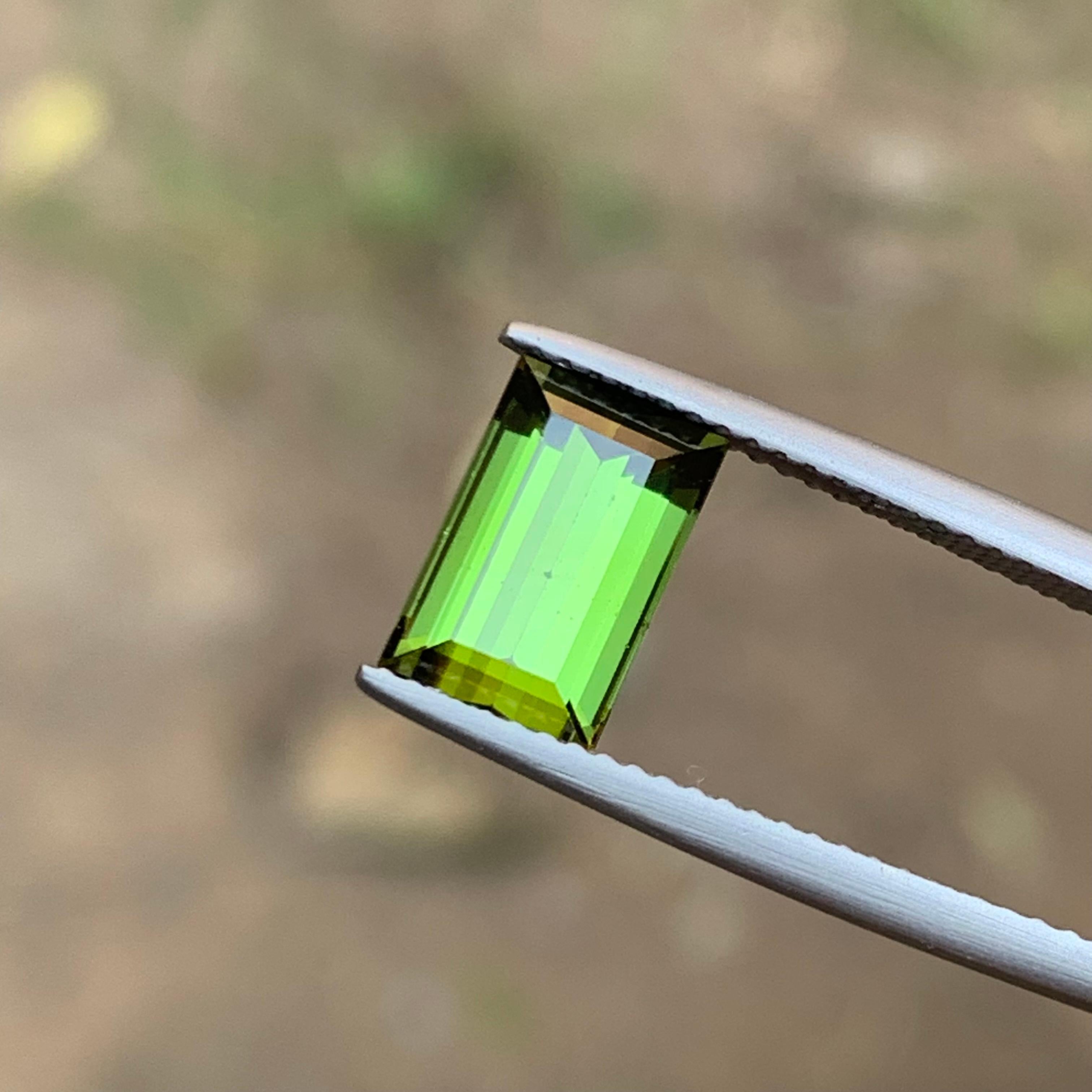 Anello con tormalina naturale verde lime, gemma sciolta da 2,80 carati taglio baguette Gioielli in vendita 2