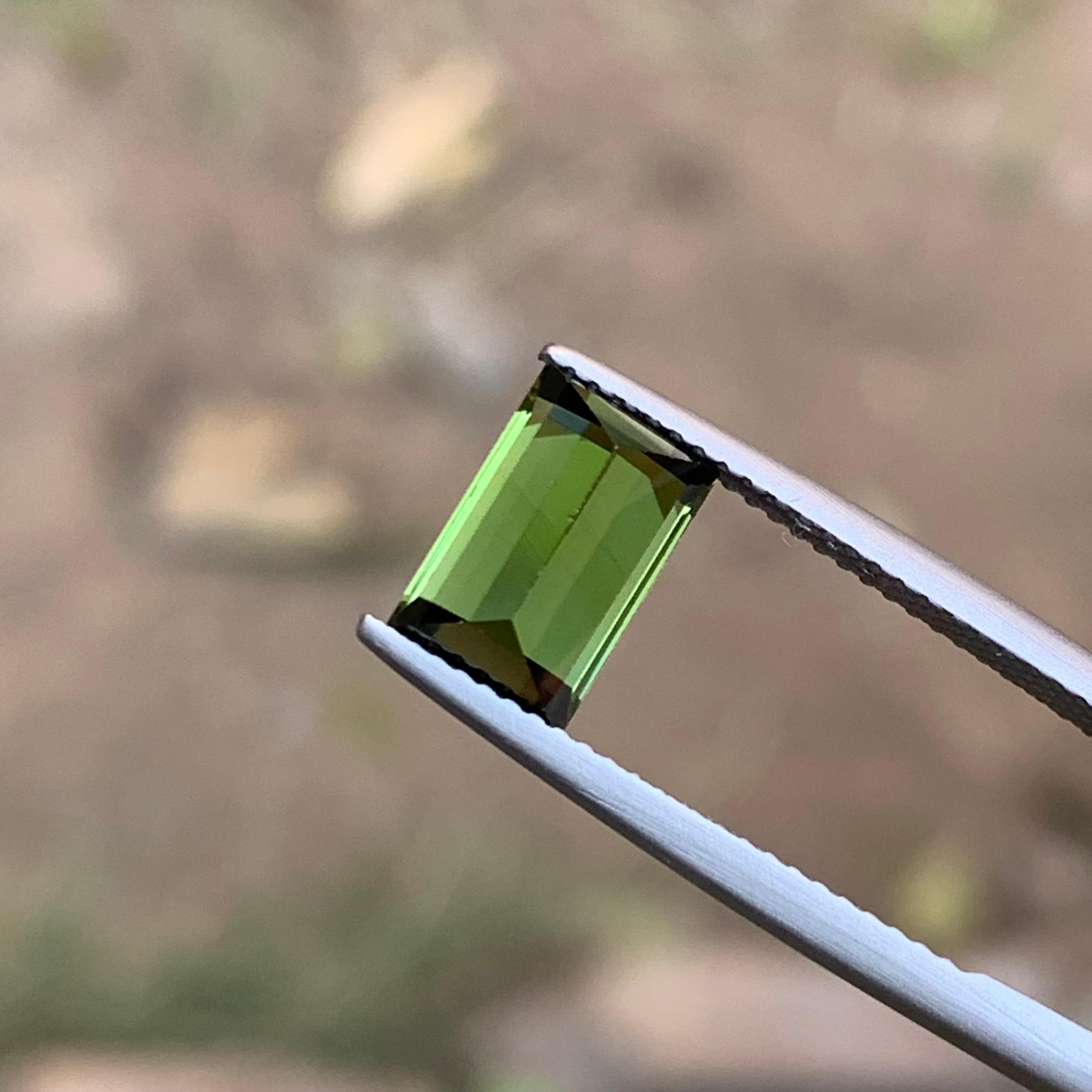 Anello con tormalina naturale verde lime, gemma sciolta da 2,80 carati taglio baguette Gioielli in vendita 3