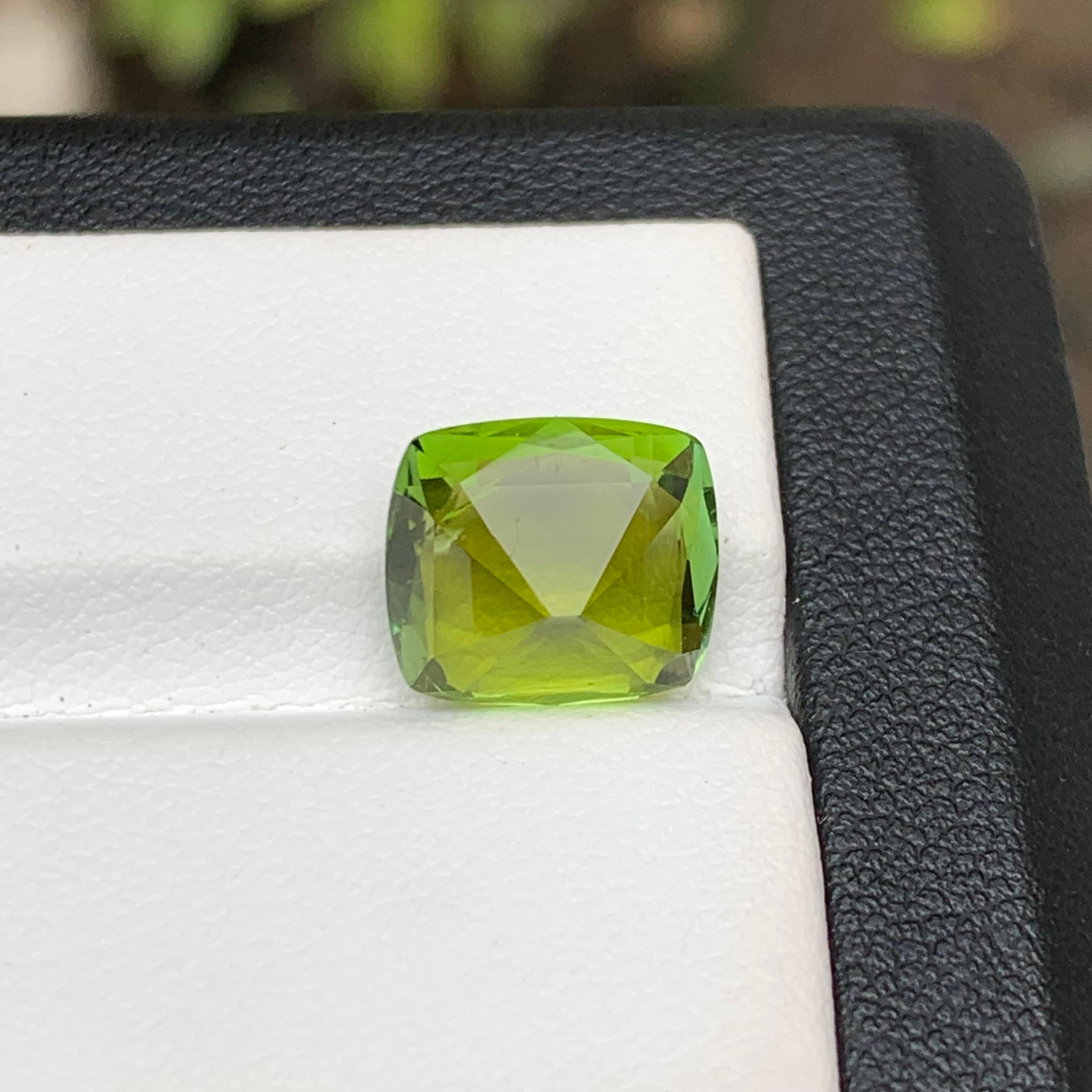 Taille coussin Bague, collier et pendentif tourmaline naturelle vert citron taille coussin de 4,80 carats en vente