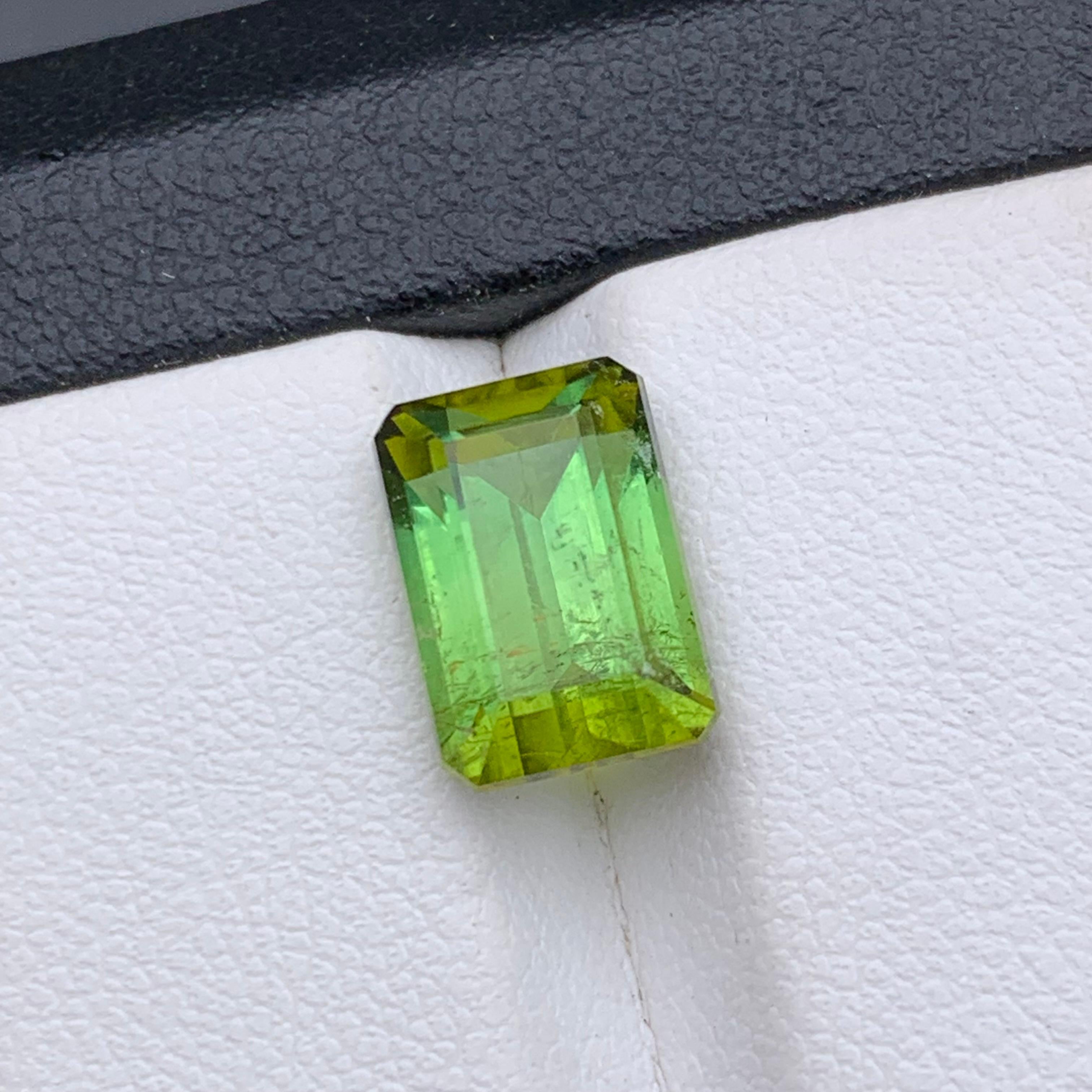 Taille émeraude Bague et pendentif en tourmaline naturelle vert citron, pierre précieuse non sertie taille émeraude de 4,85 carats en vente