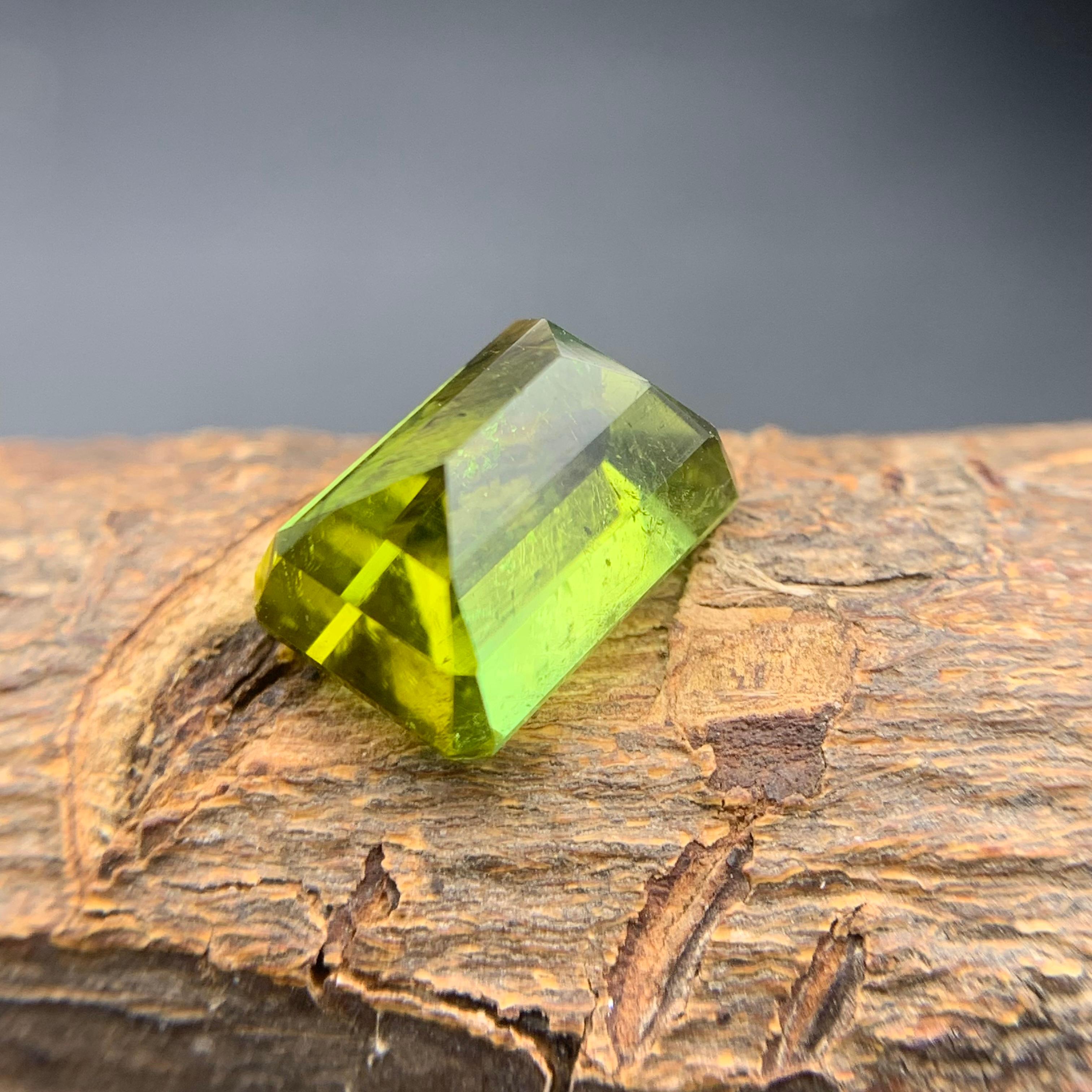 Bague et pendentif en tourmaline naturelle vert citron, pierre précieuse non sertie taille émeraude de 4,85 carats Unisexe en vente