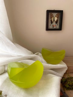 Scultura semisferica verde lime in resina lucida di Paola Valle