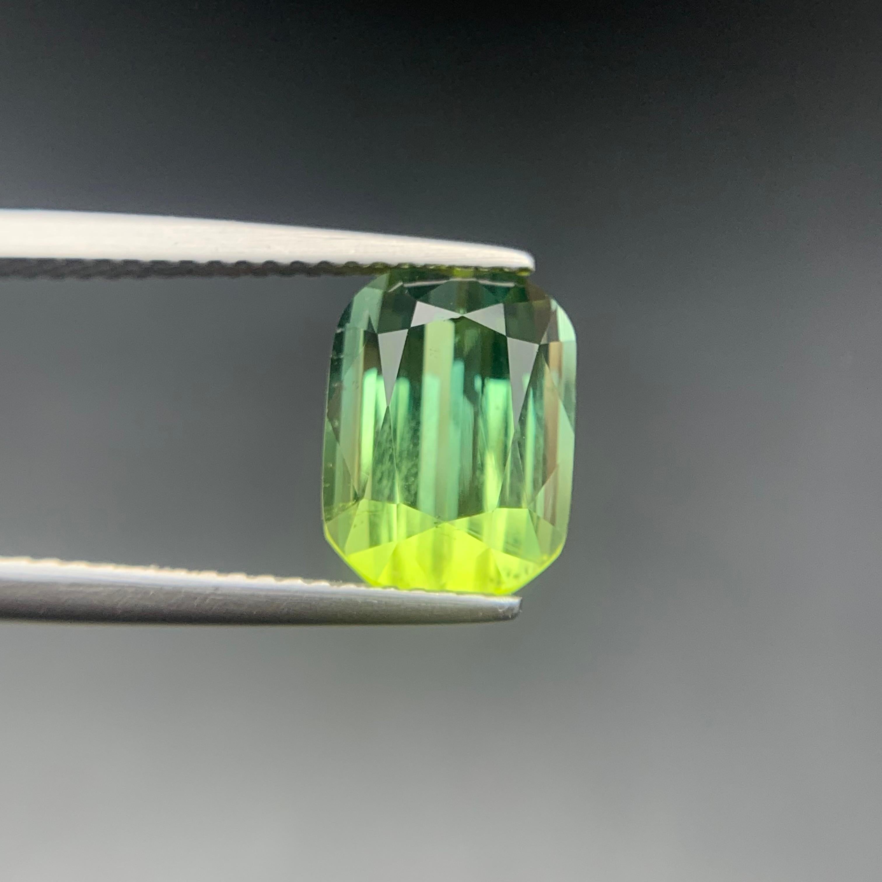 Lime Green Two Tone Natural Tourmaline Ring Loose Gemstone 4.25 Ct Cushion Cut In New Condition For Sale In Peshawar, PK