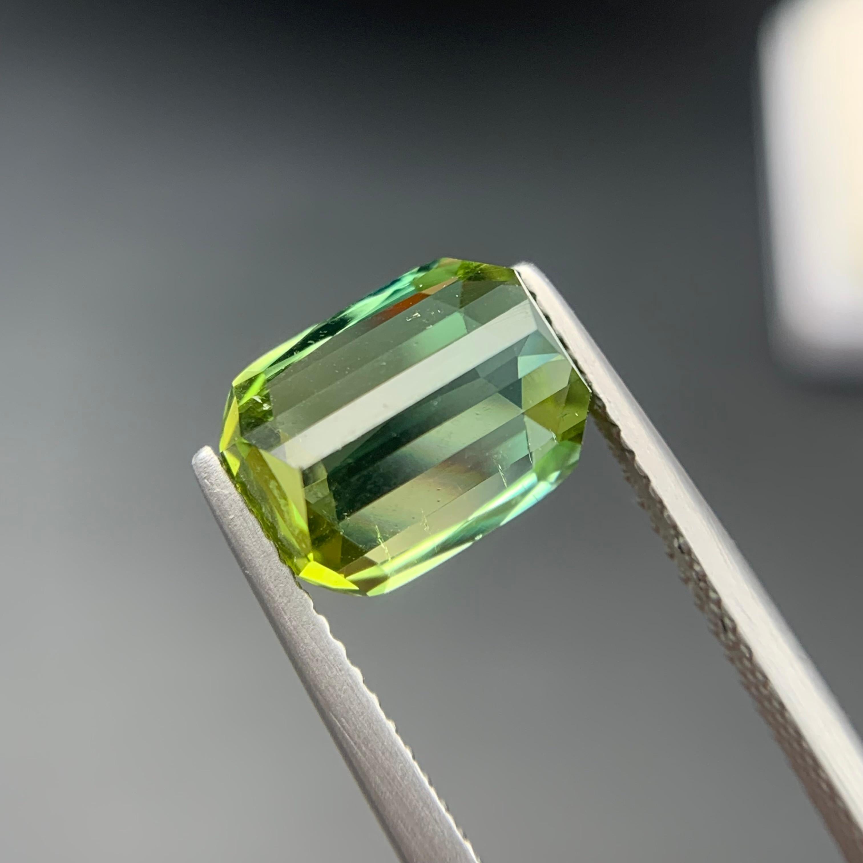 Women's or Men's Lime Green Two Tone Natural Tourmaline Ring Loose Gemstone 4.25 Ct Cushion Cut For Sale
