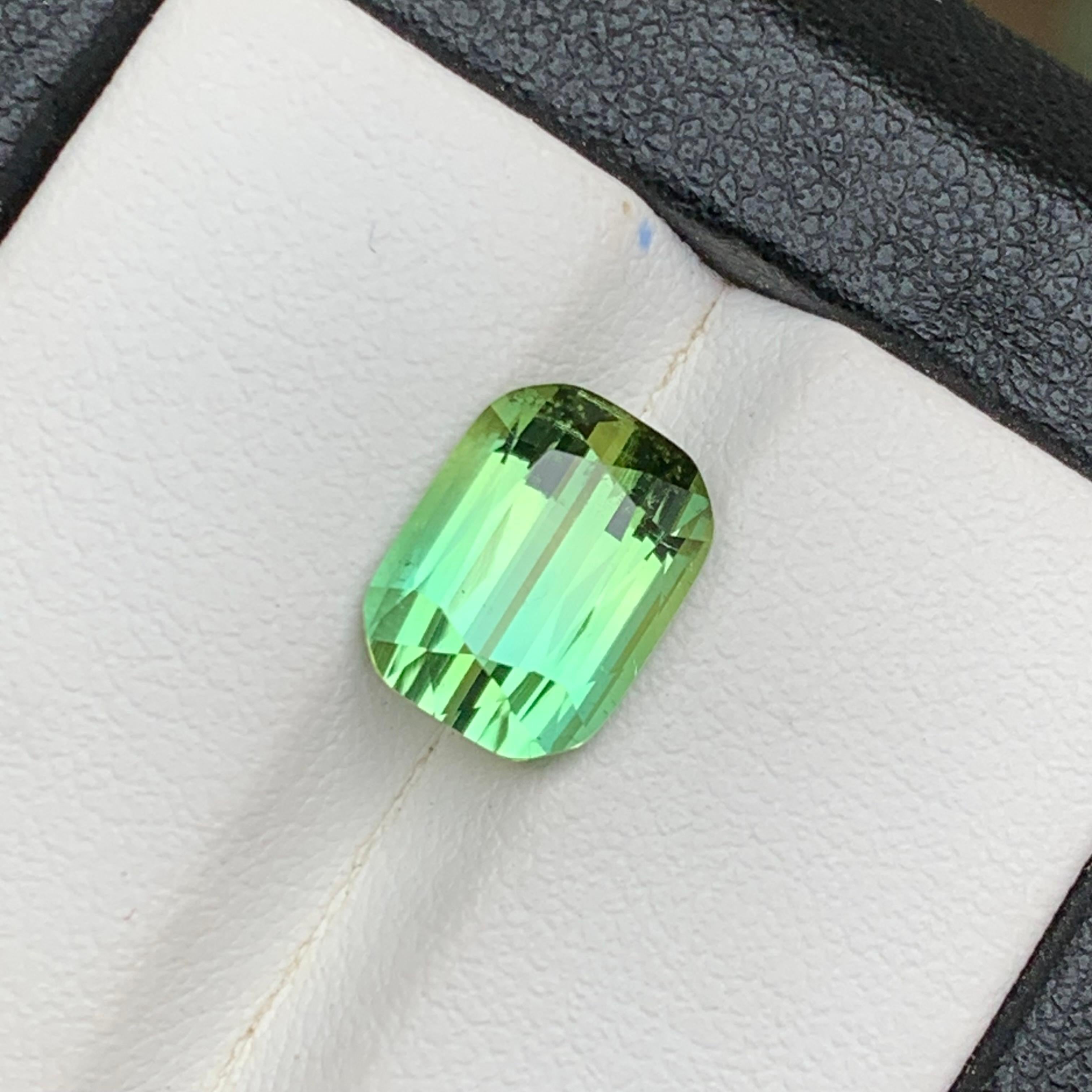 Lime Green Two Tone Natural Tourmaline Ring Loose Gemstone 4.25 Ct Cushion Cut For Sale 1