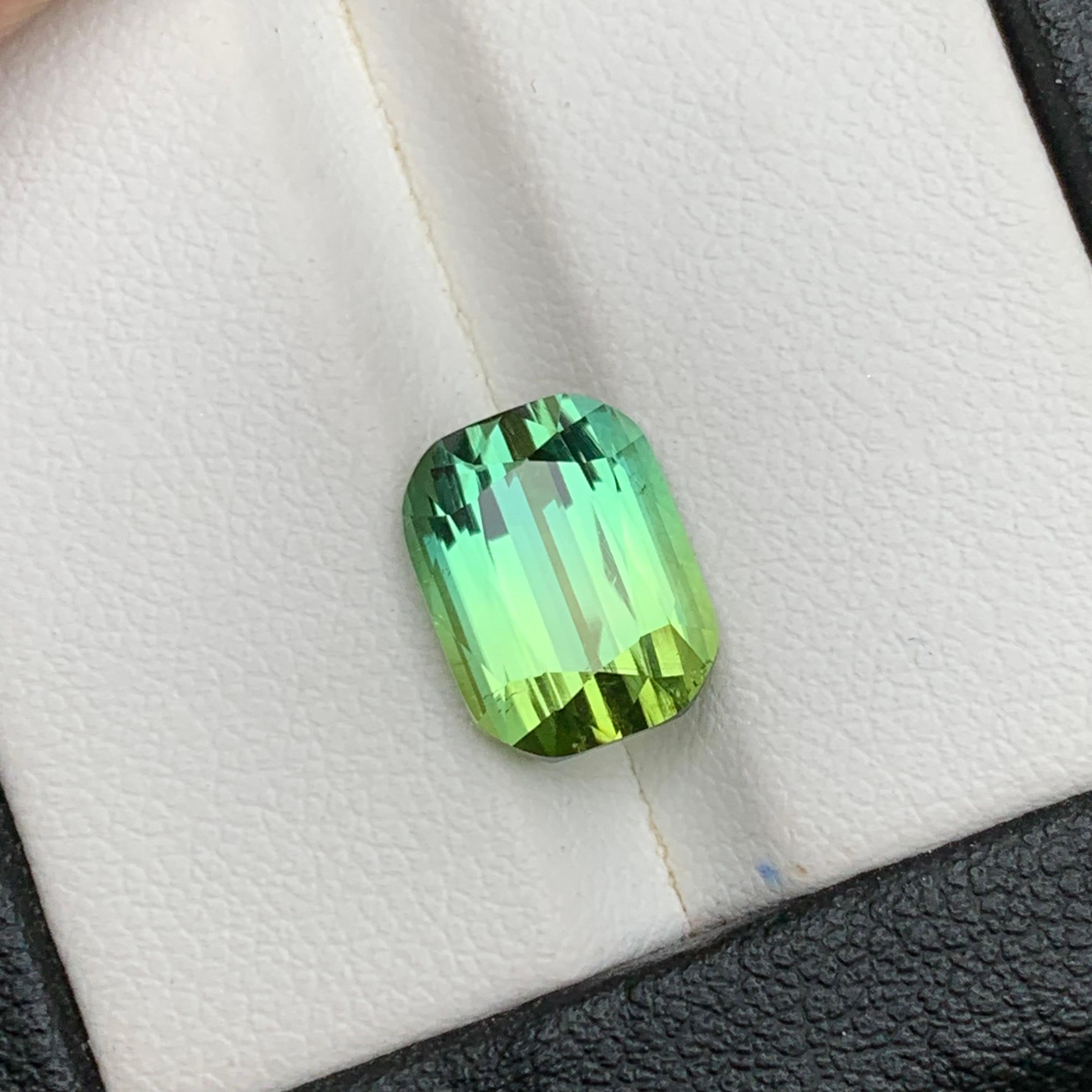 Lime Green Two Tone Natural Tourmaline Ring Loose Gemstone 4.25 Ct Cushion Cut For Sale 3