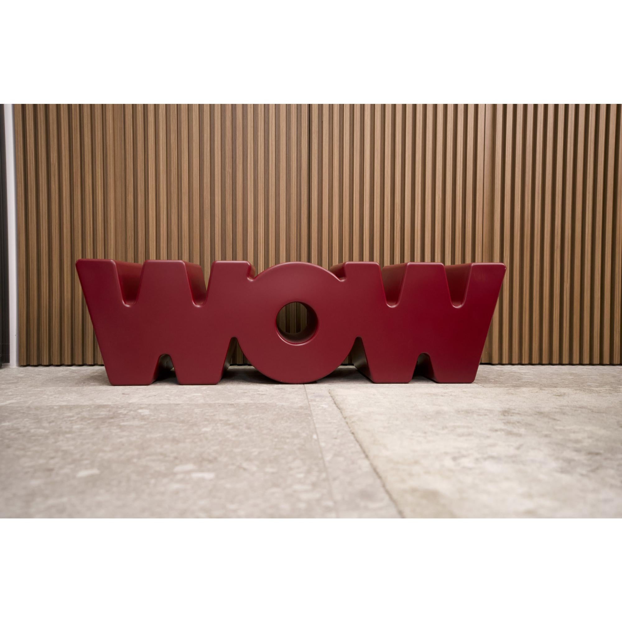 Banc Wow vert tilleul par Kazuko Okamoto
Dimensions : D 43 x L 147 x H 43 cm. 
Matériaux : Polyéthylène.
Poids : 20 kg.

Disponible en version standard et en version laquée (brillant/mat). Les prix peuvent varier. Disponible en différentes couleurs.