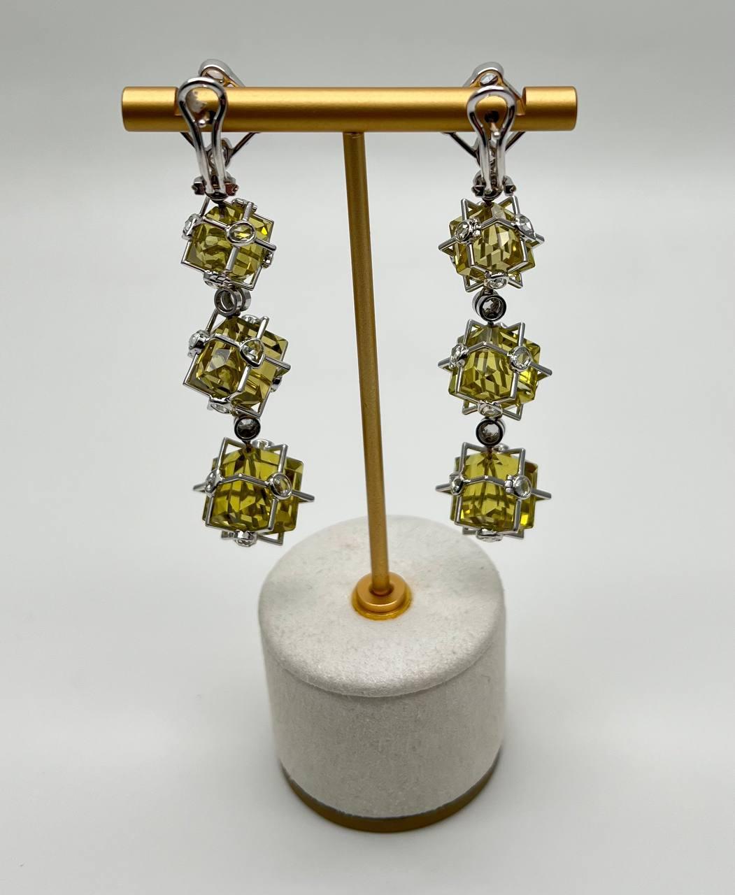Quadrato Orecchini a goccia con diamante in oro bianco 18 carati con dichiarazione di Lime Lemon Yellow Quartz in vendita