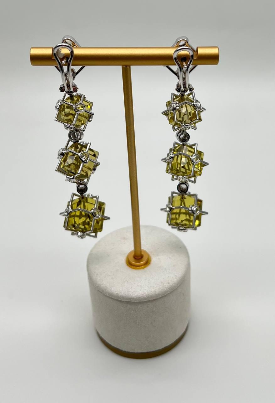 Orecchini a goccia con diamante in oro bianco 18 carati con dichiarazione di Lime Lemon Yellow Quartz In condizioni Nuovo in vendita a Oakton, VA